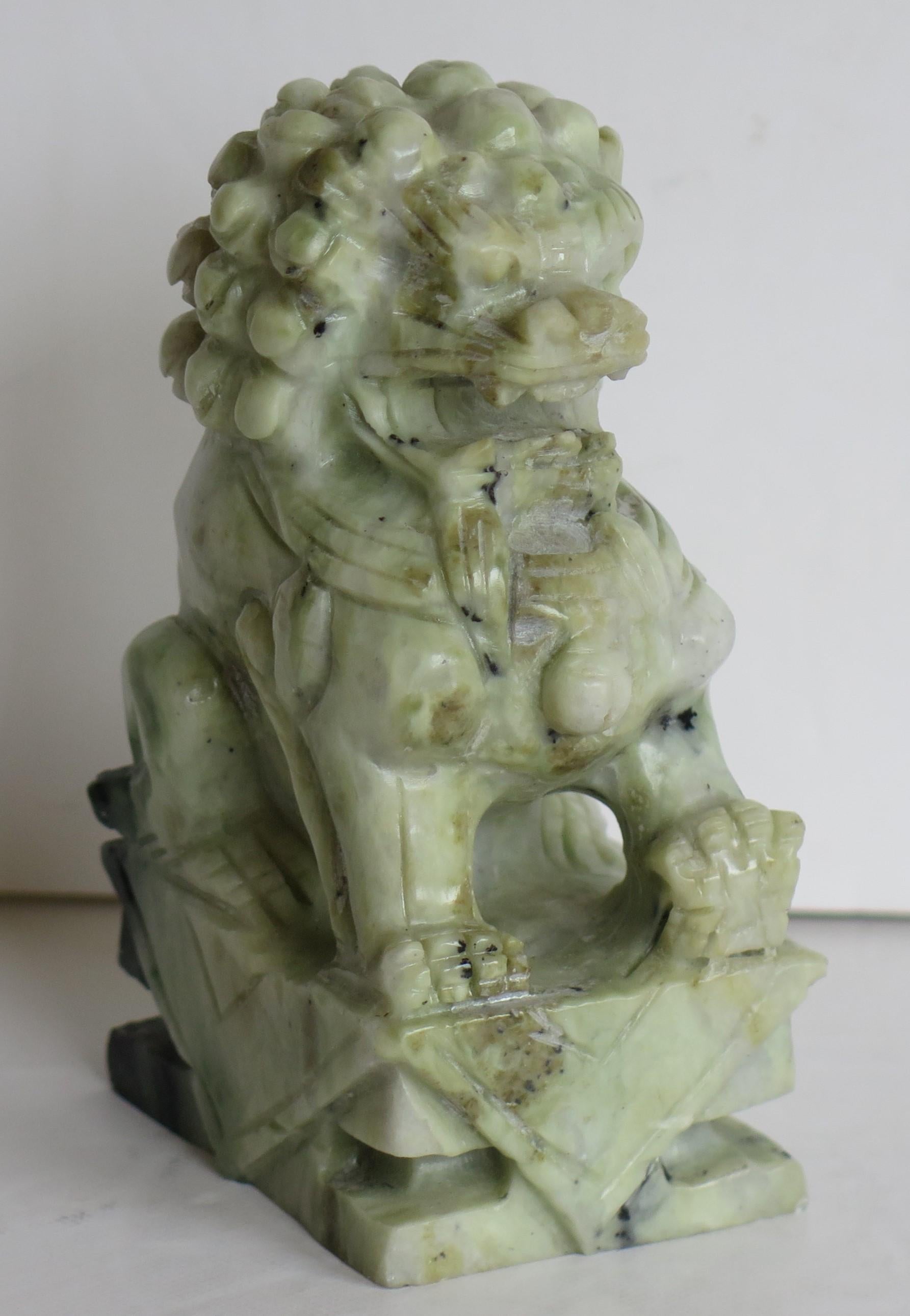 Paire de chiens Foo chinois sculptés à la main en pierre dure, bonne couleur et détails, vers 1940 en vente 1