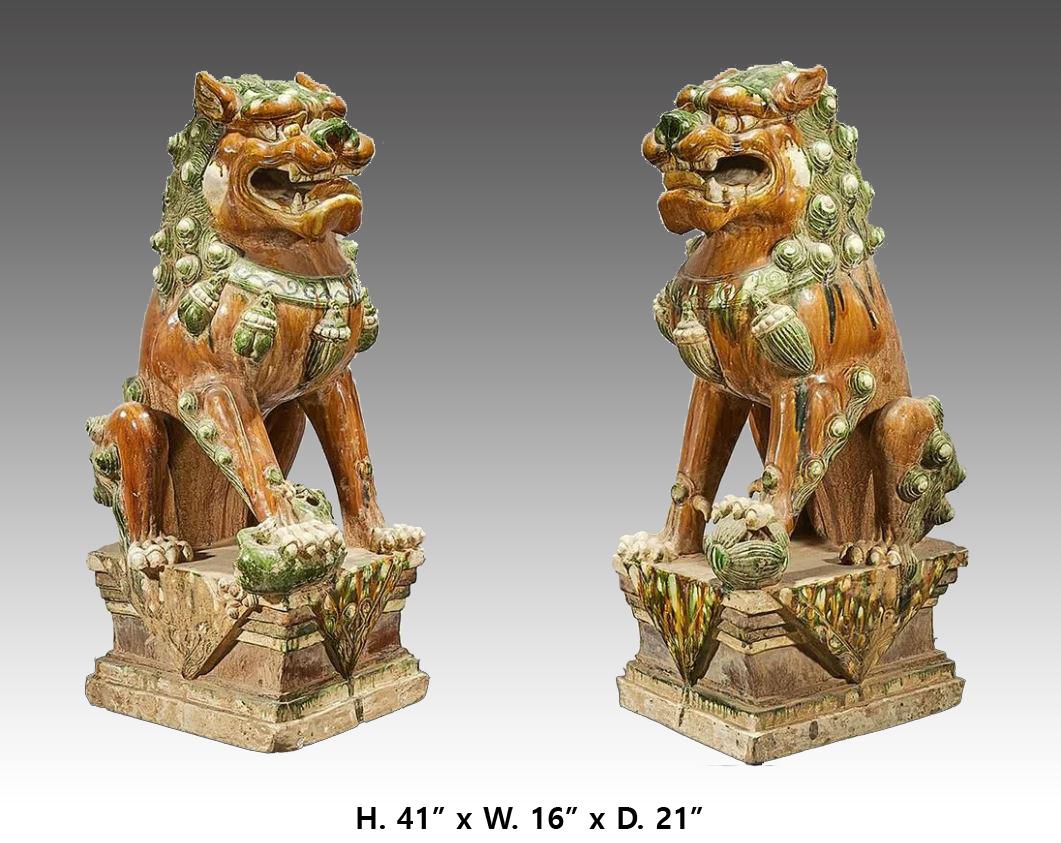 Impressive Chinese ceramic Fu-lion statues, with very good feature impressions
20th century..
H. 41