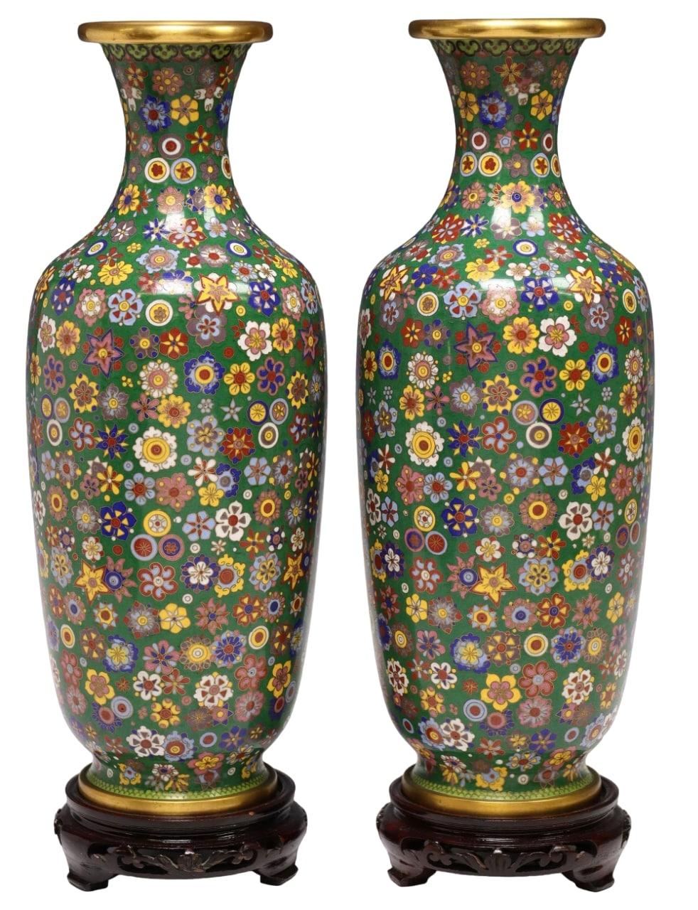 Vases en émail cloisonné chinois à motif millefiori, garniture en métal doré, sur pied en bois. Vase : environ 12.25