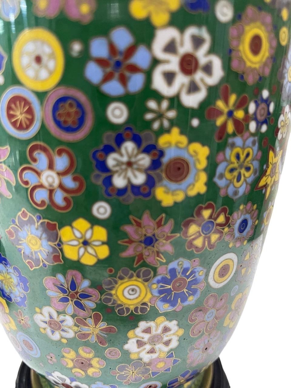 Cloisonné Paire de vases MILLEFIORI CHINESE, émail cloisonné doré Thousand Flowers en vente