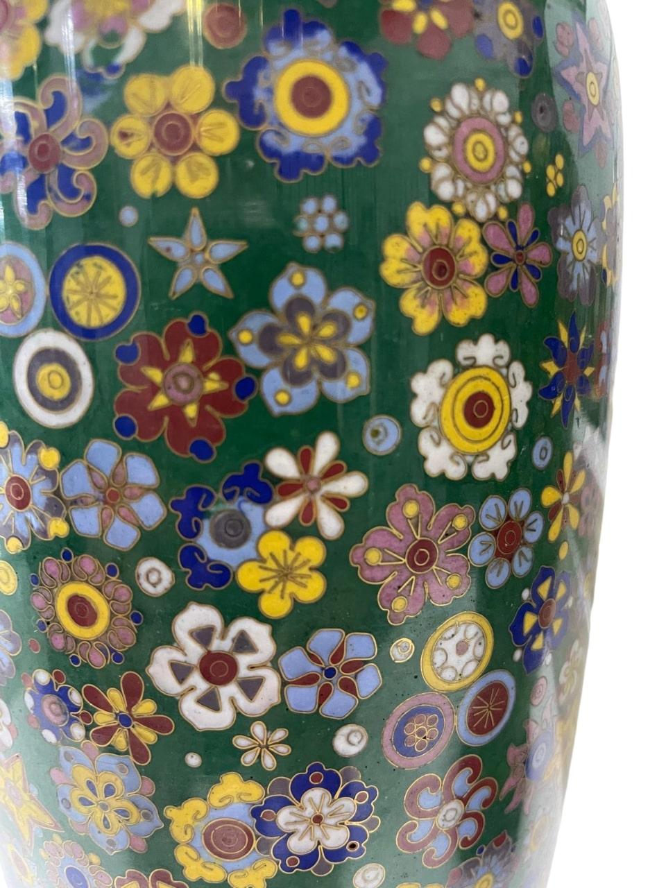 Paire de vases MILLEFIORI CHINESE, émail cloisonné doré Thousand Flowers Bon état - En vente à Richmond Hill, ON