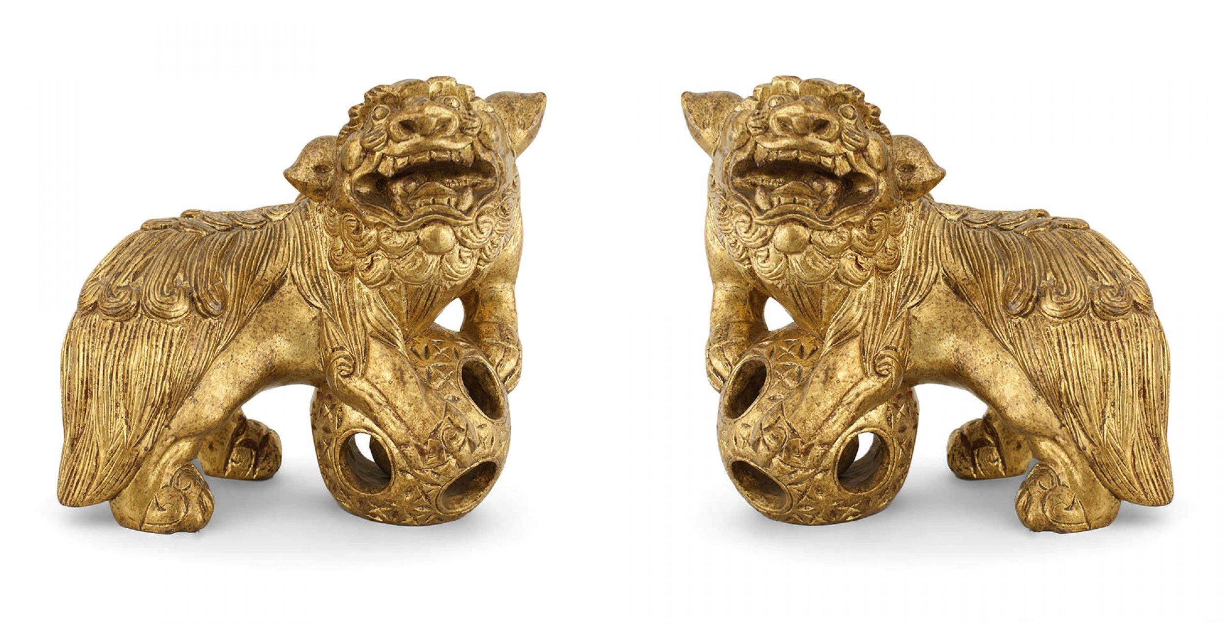 PAR de figuras de perro foo de estilo asiático chino talladas en dorado que sujetan una bola de diseño abierto