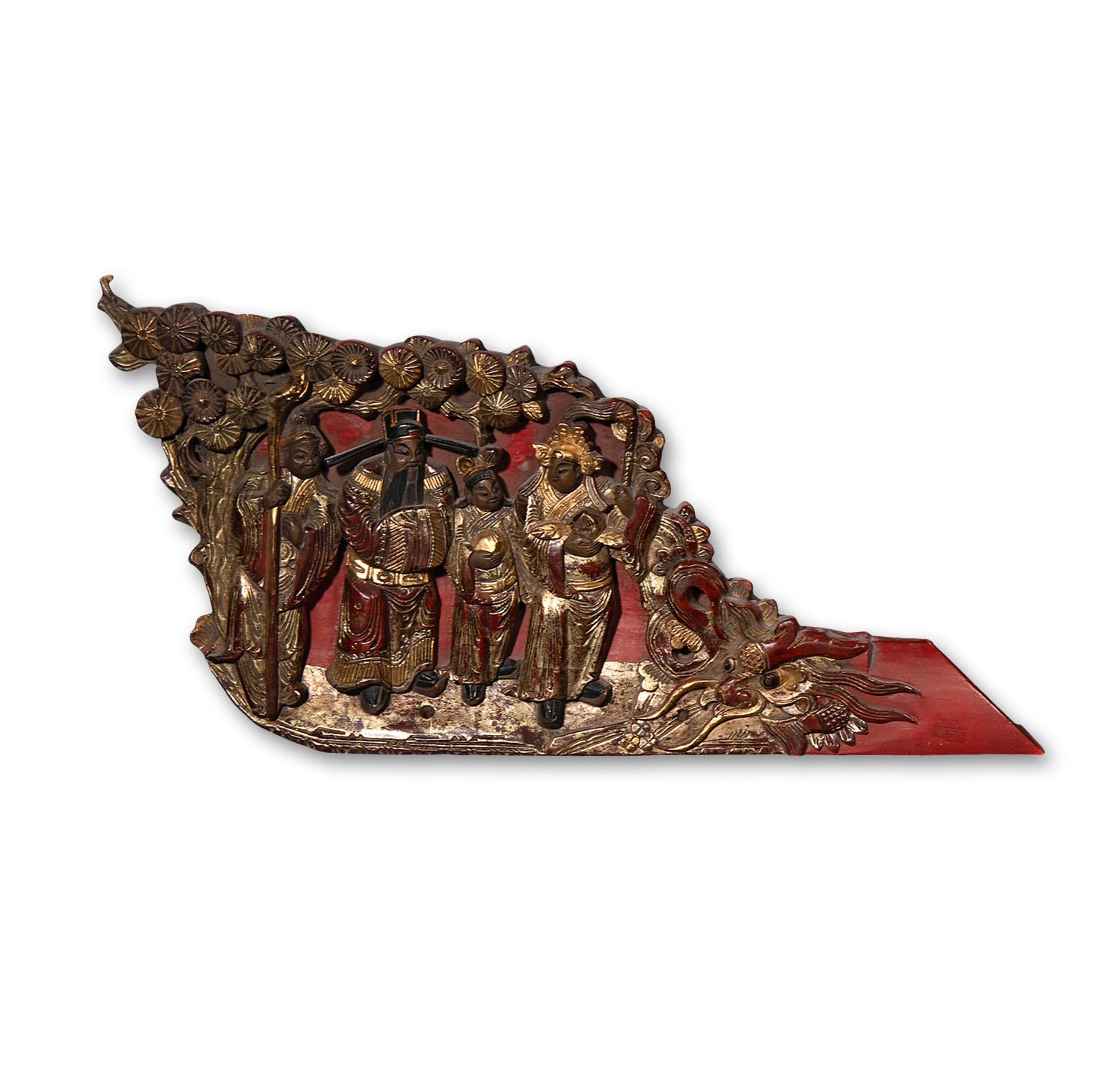 Diese handgeschnitzten Holzfragmente waren ursprünglich dekorative Elemente von verzierten Möbeln oder der Architektur der Qing-Dynastie. Die mit rotem Lack und Goldpigmenten gefärbten Fragmente zeigen in Relief geschnitzte taoistische Unsterbliche,