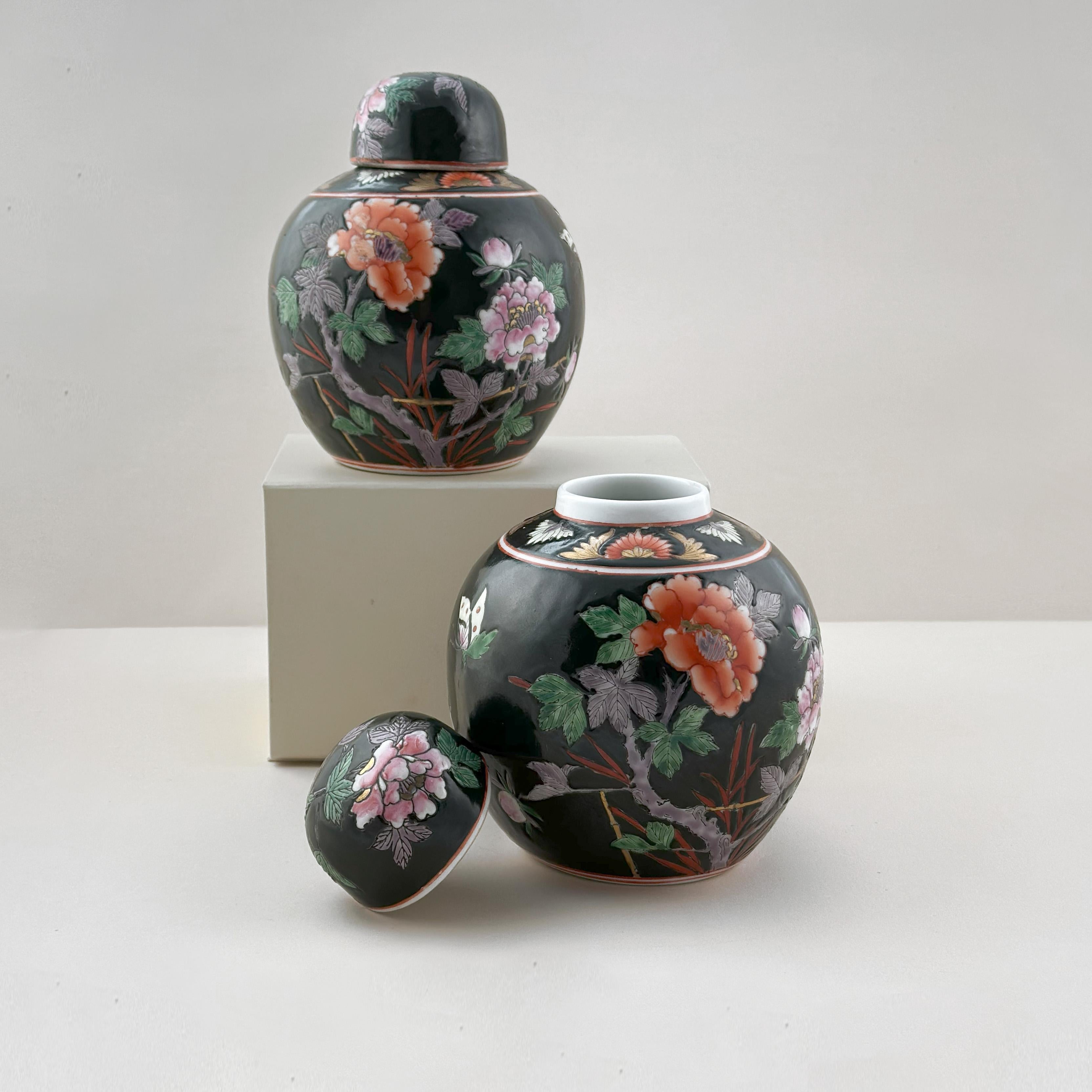 Pareja de jarras chinas para jengibre, estilo Famille Noire, diseño Peonía, c. 1960 en venta 2