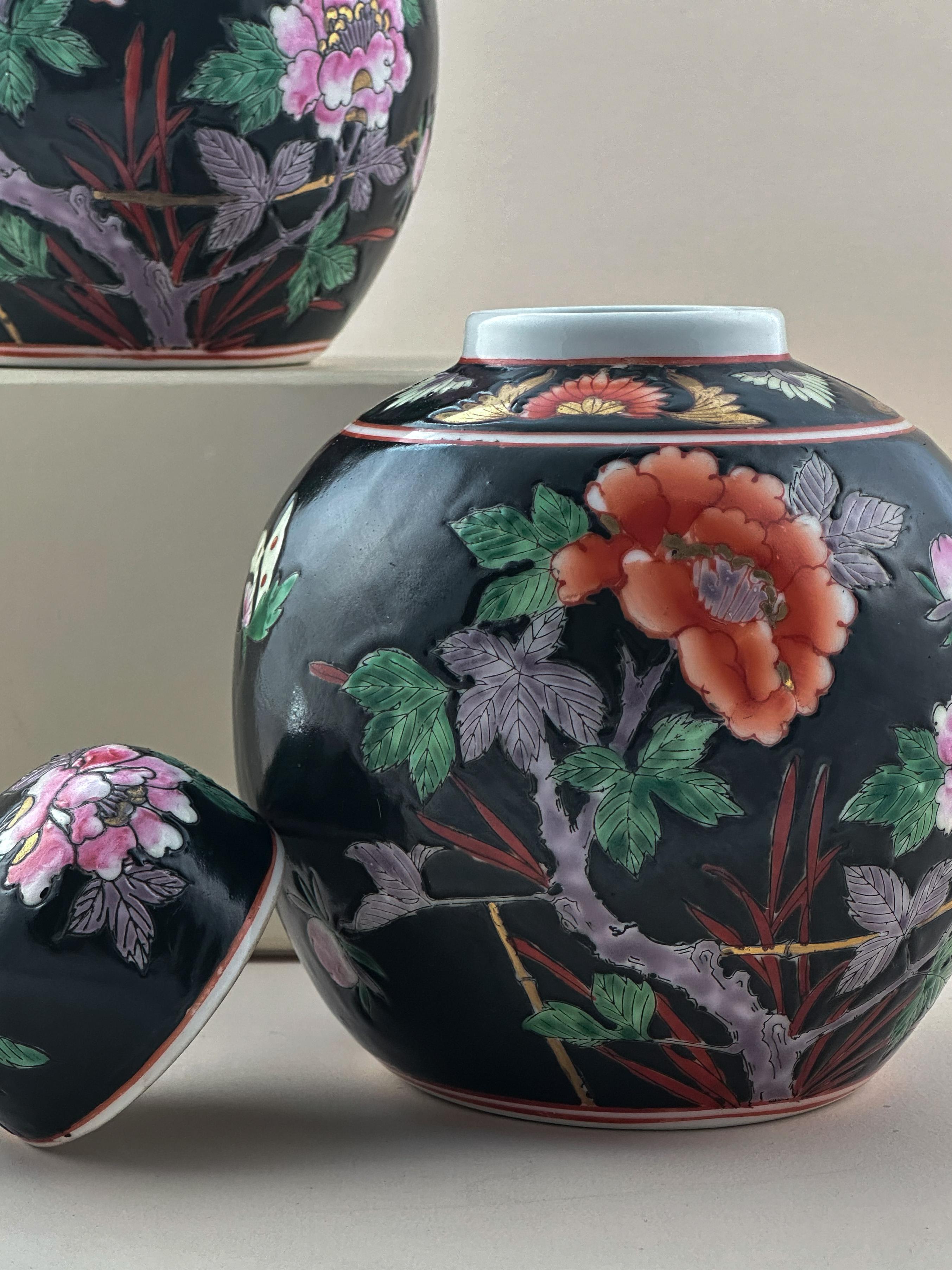 Pareja de jarras chinas para jengibre, estilo Famille Noire, diseño Peonía, c. 1960 Qing en venta