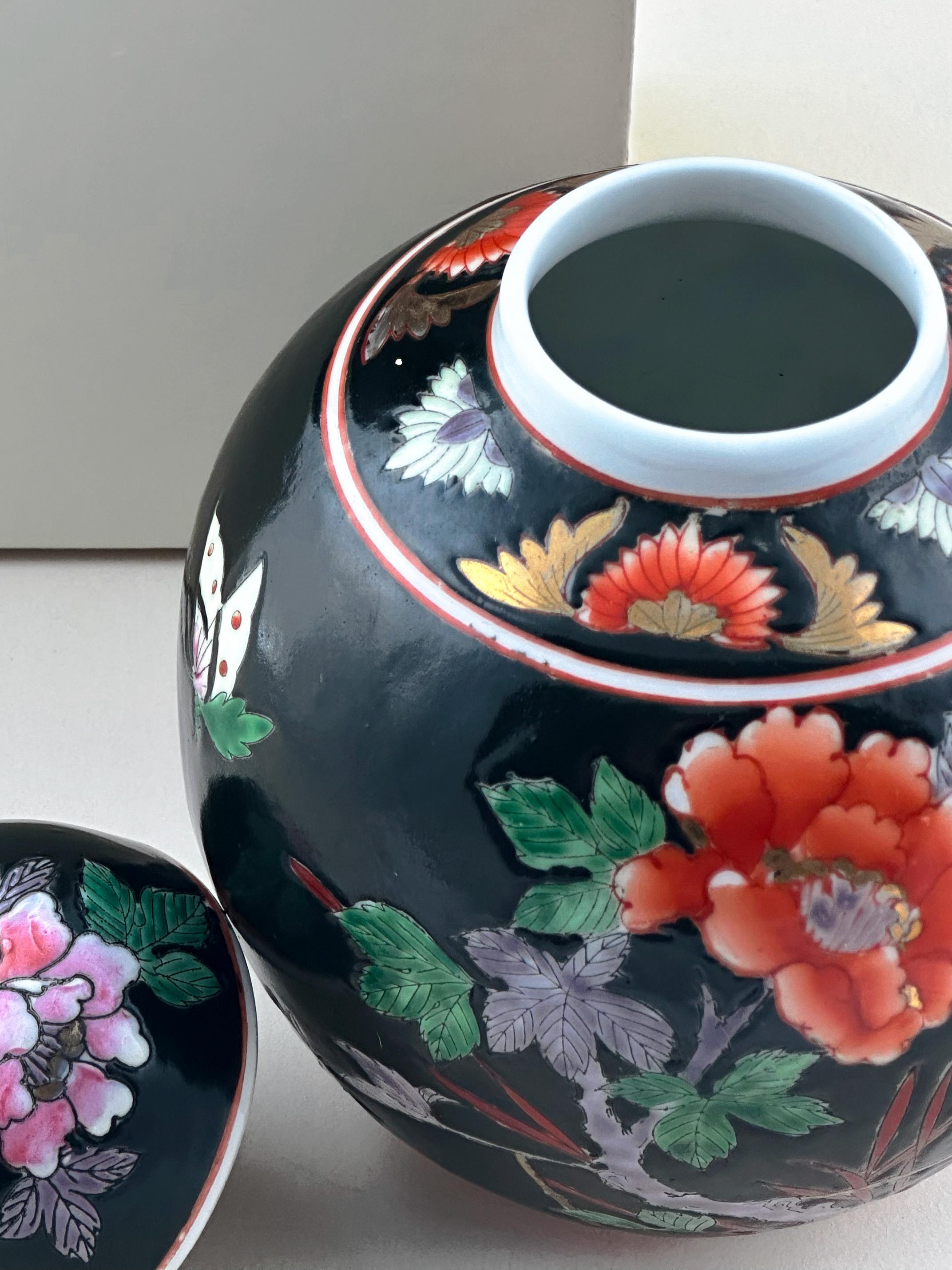 Pareja de jarras chinas para jengibre, estilo Famille Noire, diseño Peonía, c. 1960 Esmaltado en venta