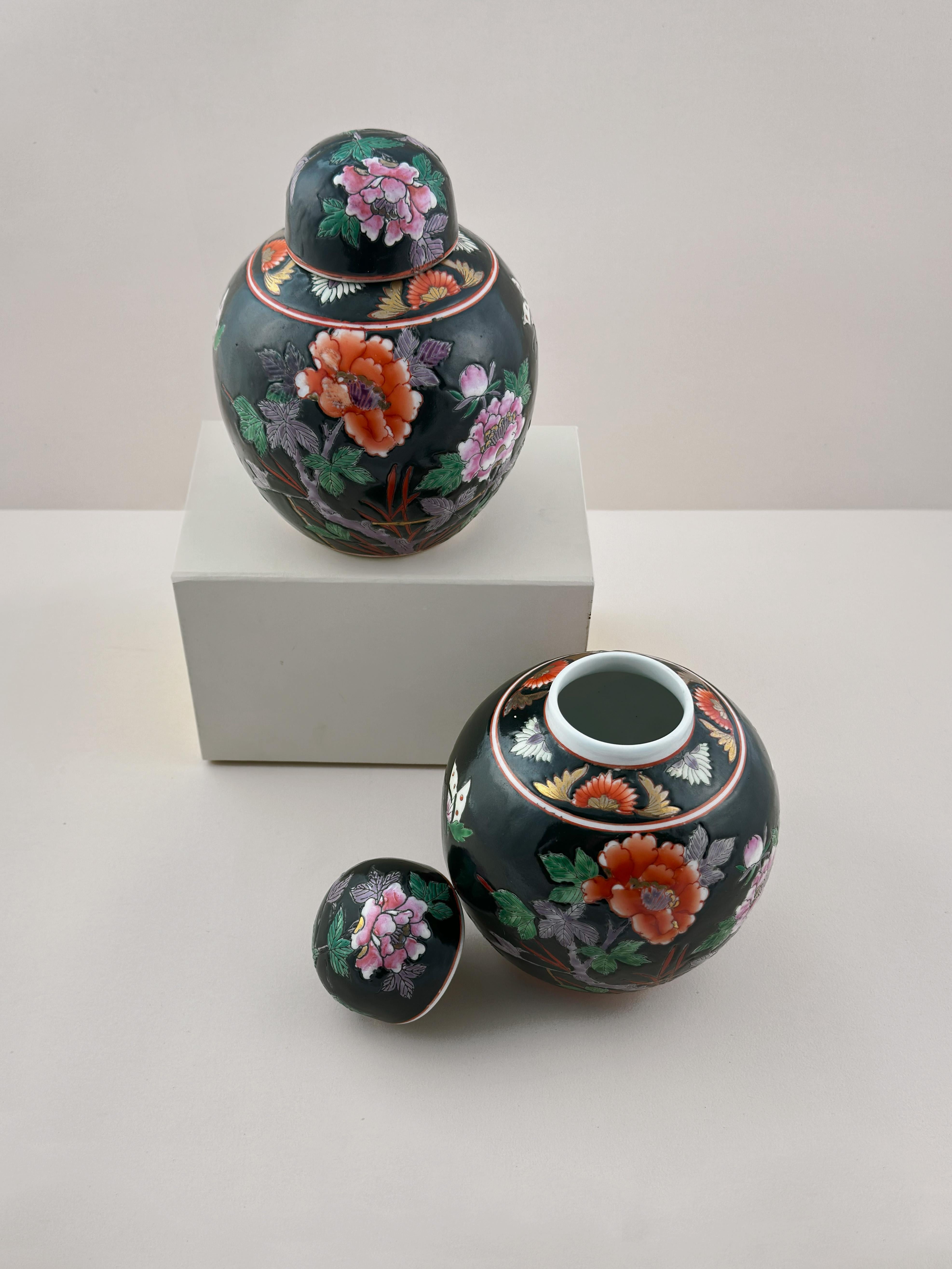 Pareja de jarras chinas para jengibre, estilo Famille Noire, diseño Peonía, c. 1960 en Bueno estado para la venta en Glasgow, GB