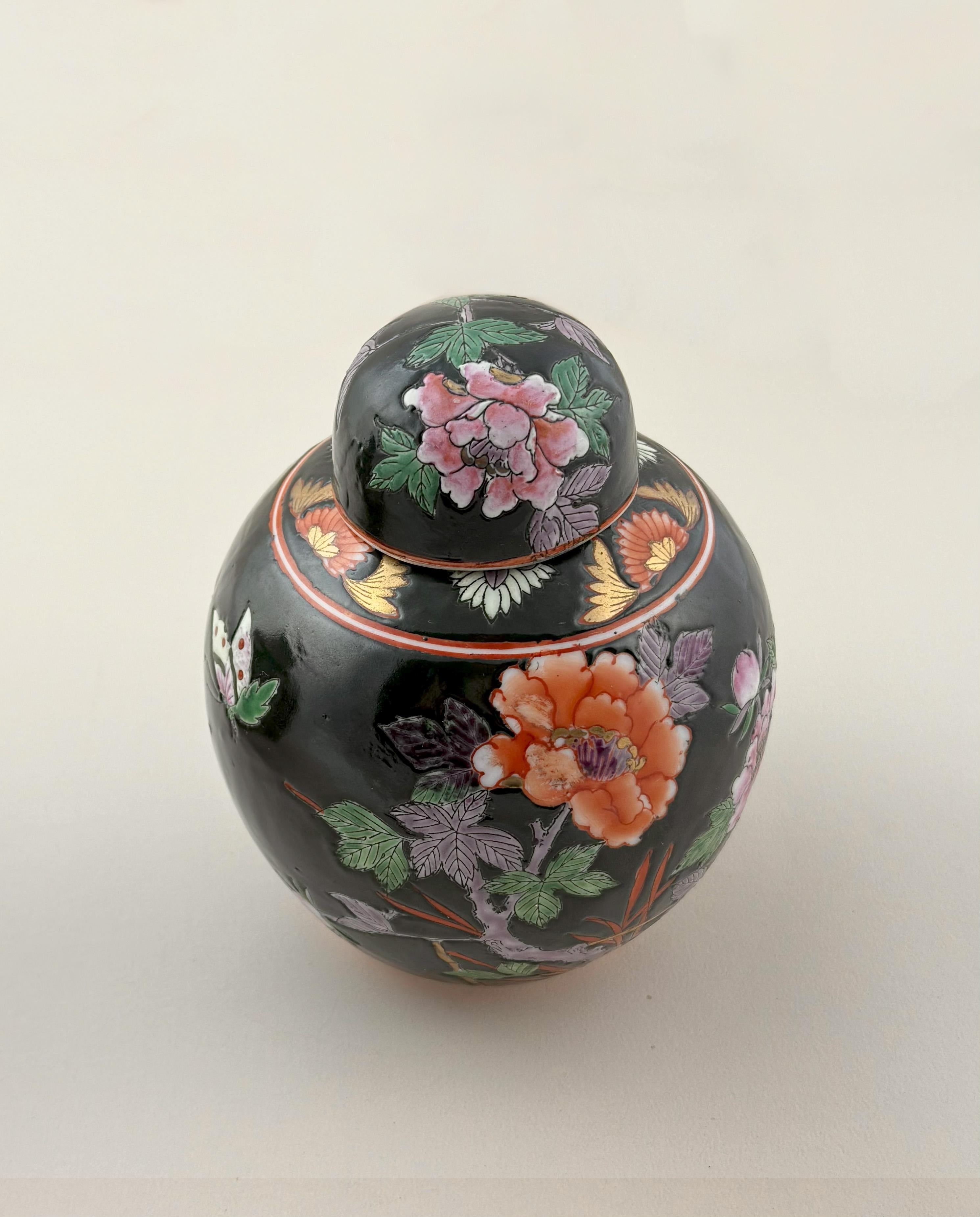 Pareja de jarras chinas para jengibre, estilo Famille Noire, diseño Peonía, c. 1960 siglo XX en venta