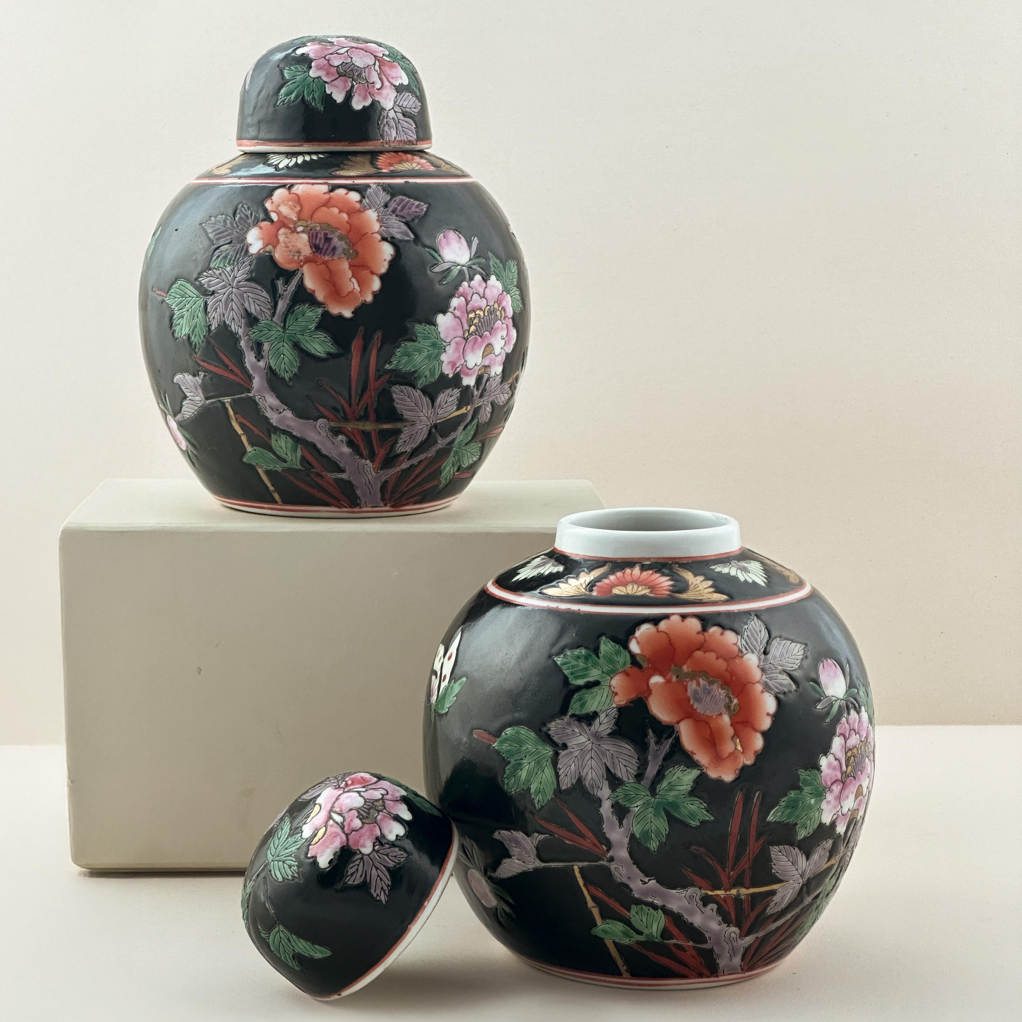 Pareja de jarras chinas para jengibre, estilo Famille Noire, diseño Peonía, c. 1960 en venta 1