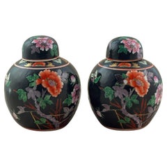 Paar chinesische Ingwergefäße im Famille Noire-Stil, Pfingstrosendesign, ca. 1960er Jahre