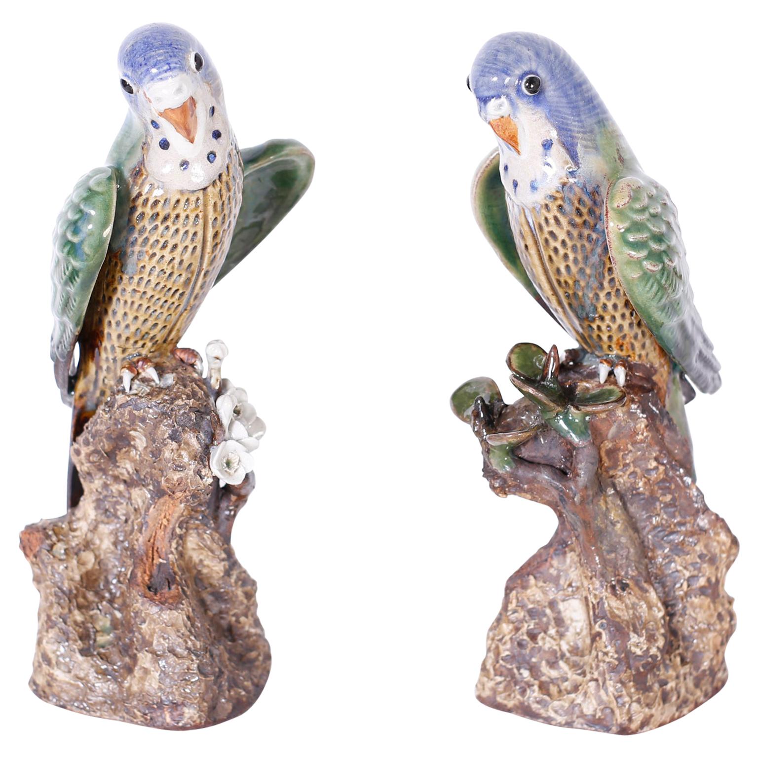 Paar chinesische glasierte Terrakotta-Vogel oder Parakeetten aus China