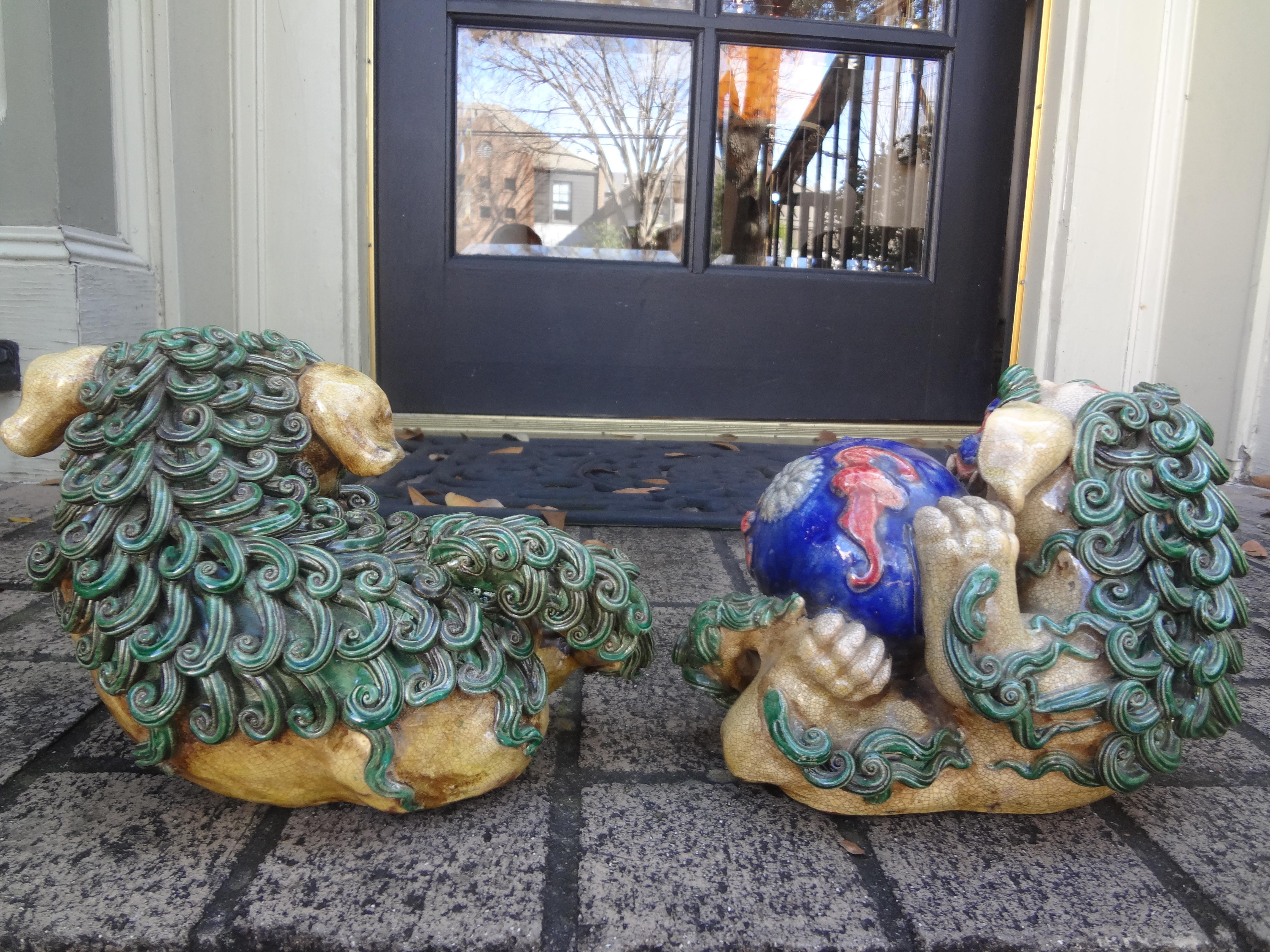 Paar chinesische glasierte Terrakotta- Foo-Hunde aus Terrakotta im Angebot 1