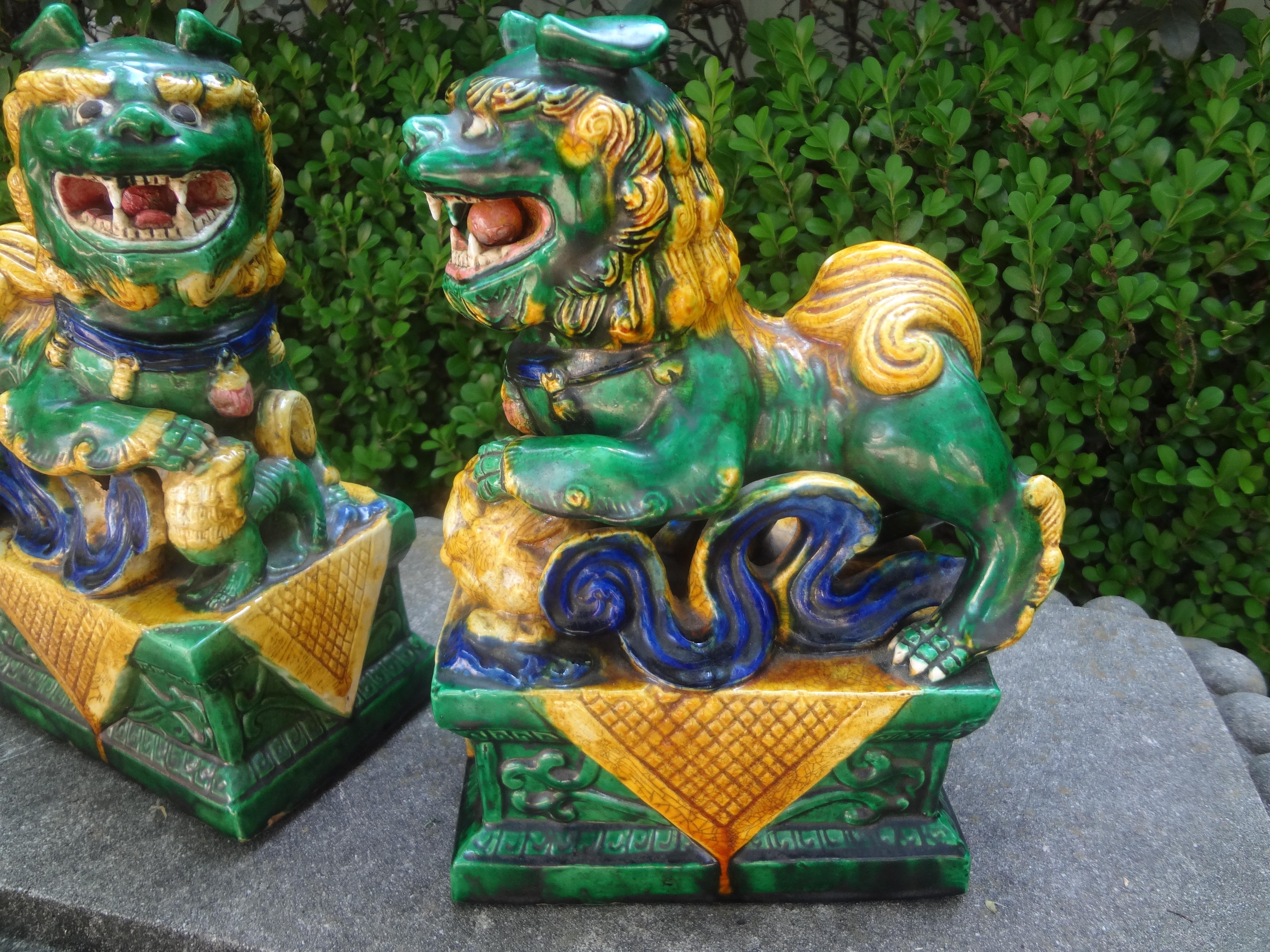 Porcelaine Paire de chiens ou de lions Foo en terre cuite émaillée chinoise en vente