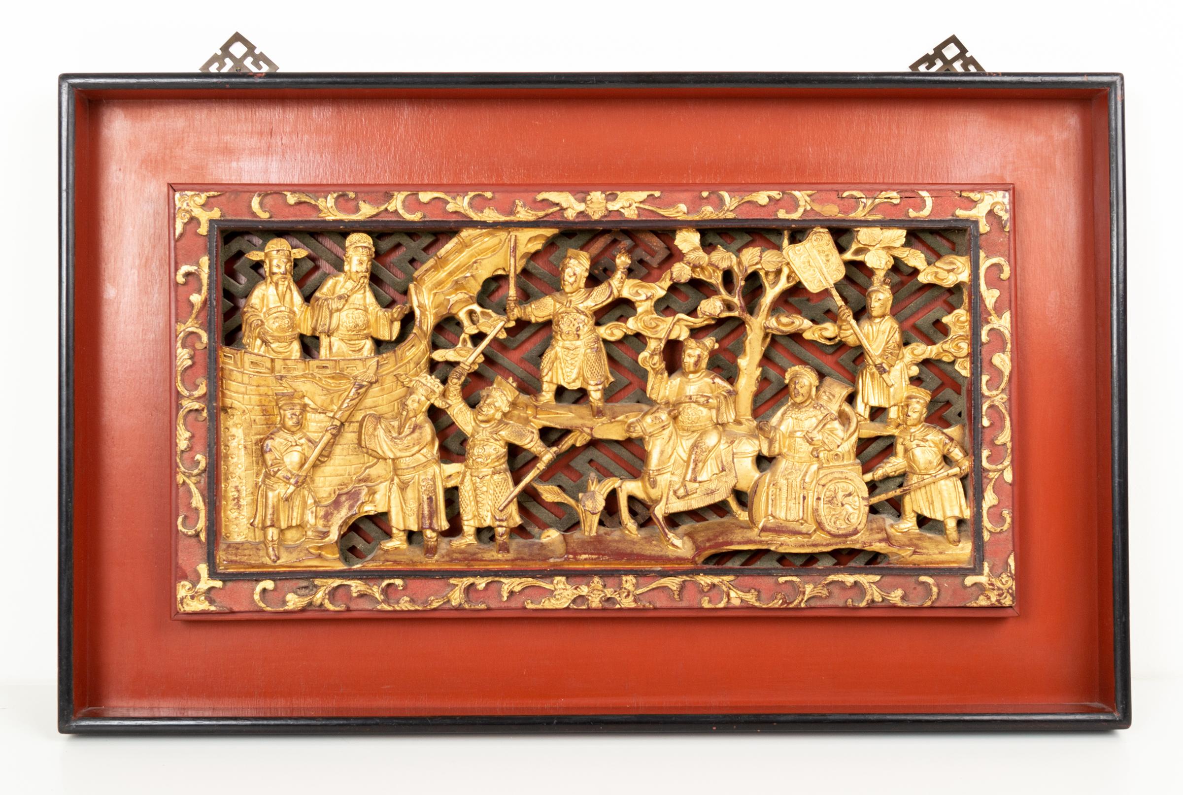 Ein prächtiges Paar kunstvoll geschnitzter, vergoldeter chinesischer Tafeln, die eine Kriegerszene darstellen. China, C.1920
In sehr gutem, altersgemäßem Zustand, mit etwas Staub in den Schnitzereien und der erwarteten Patina.