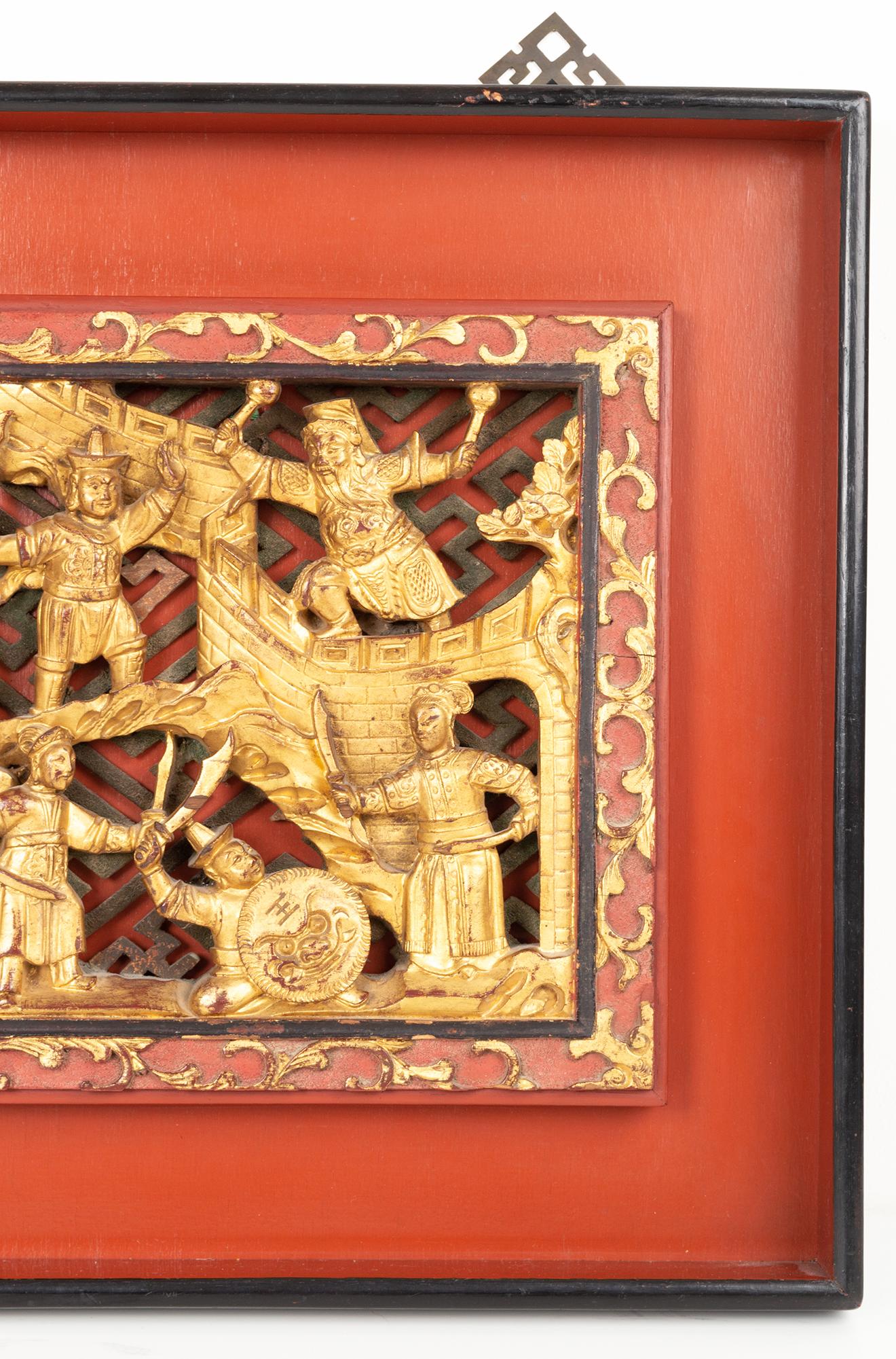 Paar chinesische vergoldete, geschnitzte Wandteppiche aus Holz, China, um 1920 (Chinesisch) im Angebot
