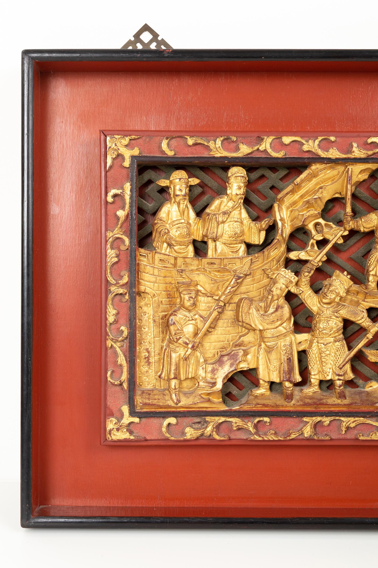 Paar chinesische vergoldete, geschnitzte Wandteppiche aus Holz, China, um 1920 im Zustand „Gut“ im Angebot in London, GB