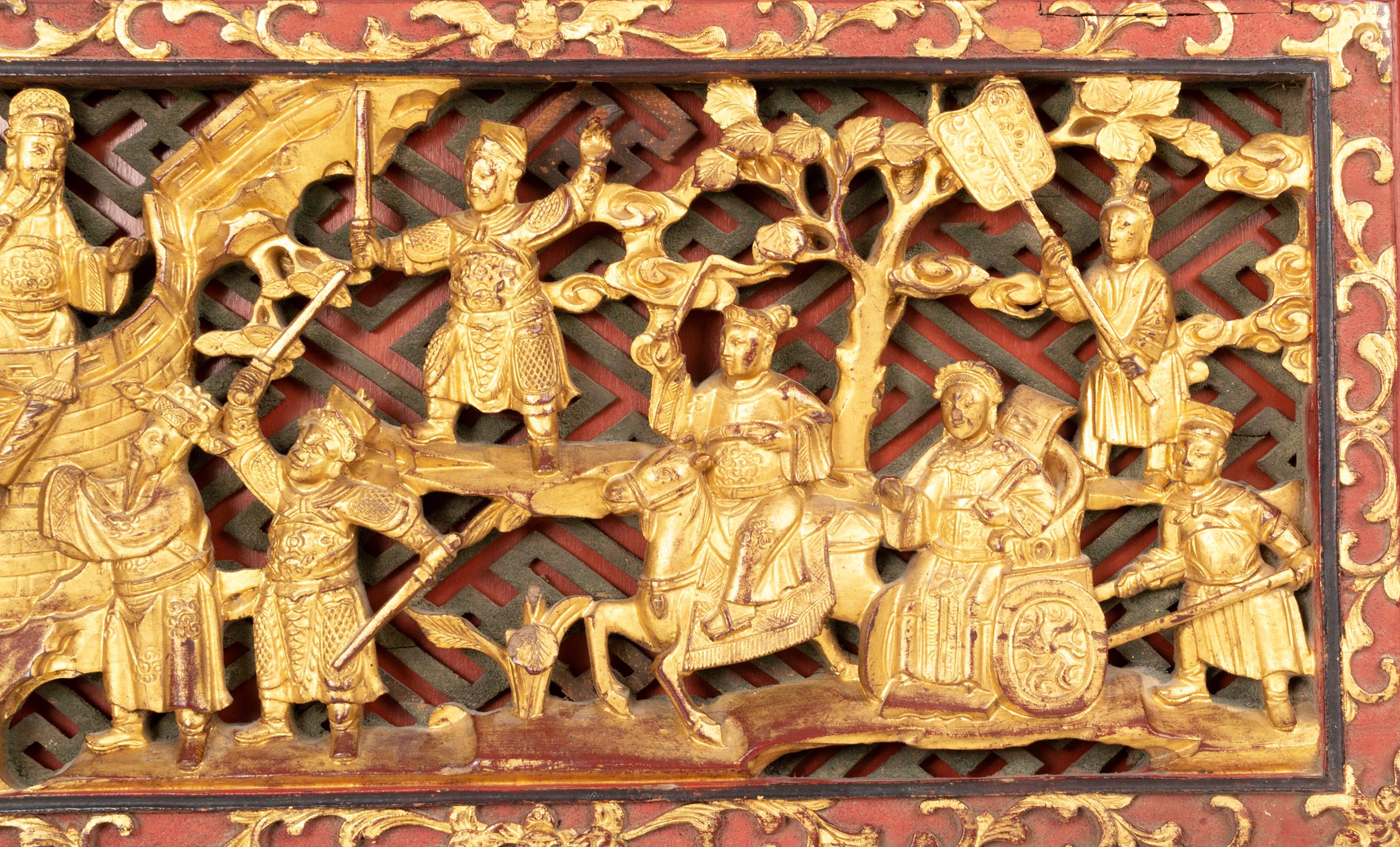 Paar chinesische vergoldete, geschnitzte Wandteppiche aus Holz, China, um 1920 (Vergoldetes Holz) im Angebot