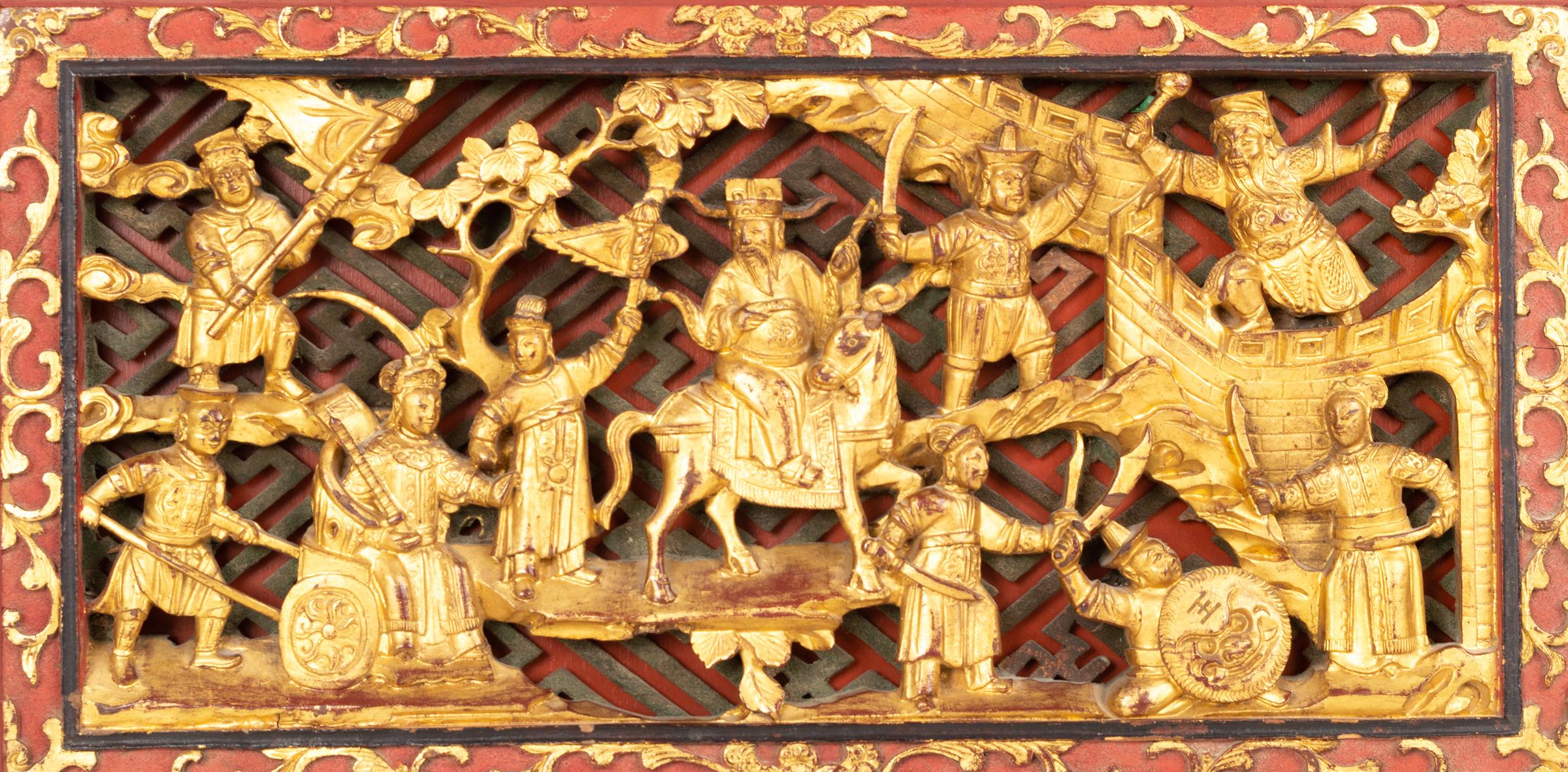 Paar chinesische vergoldete, geschnitzte Wandteppiche aus Holz, China, um 1920 im Angebot 1