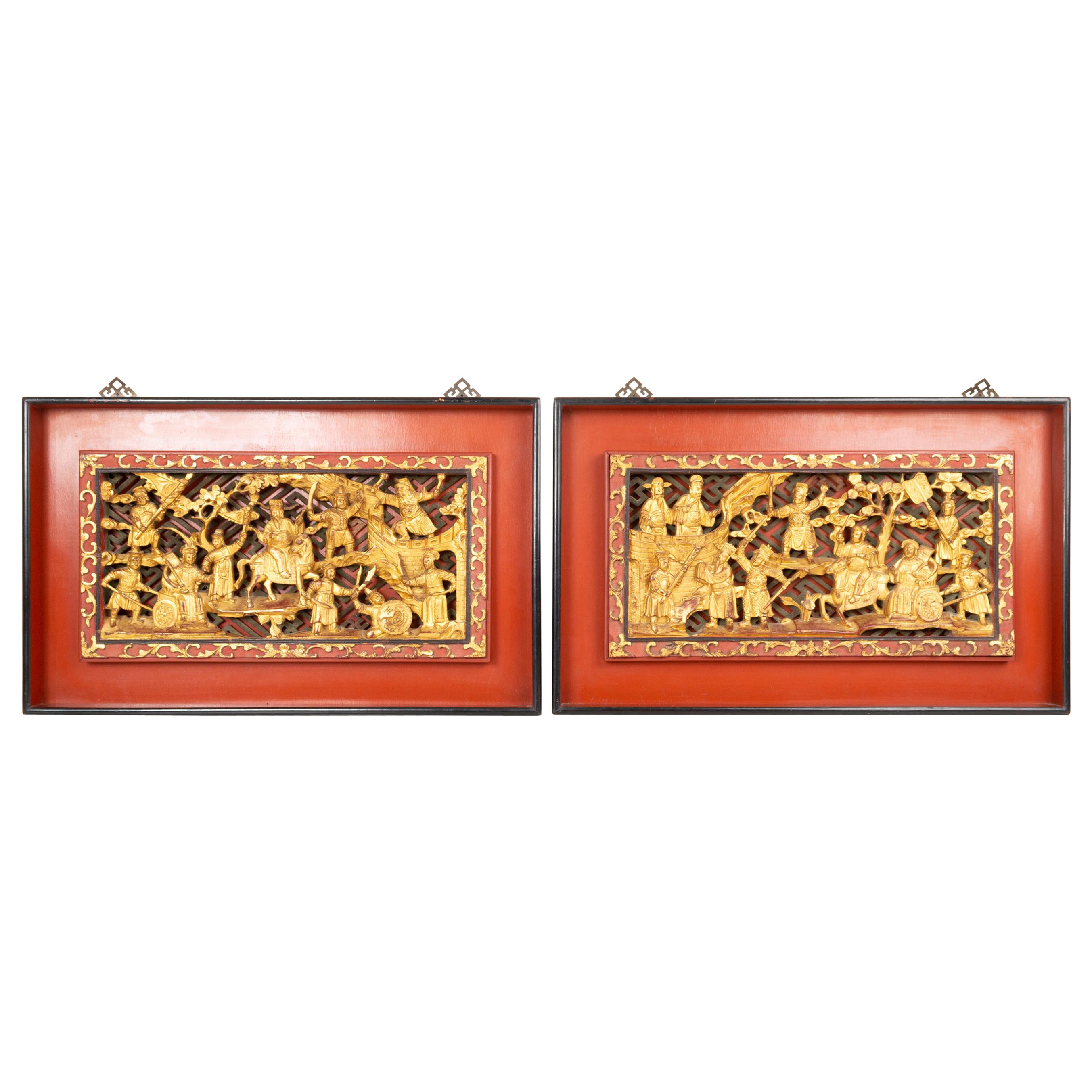 Paar chinesische vergoldete, geschnitzte Wandteppiche aus Holz, China, um 1920 im Angebot