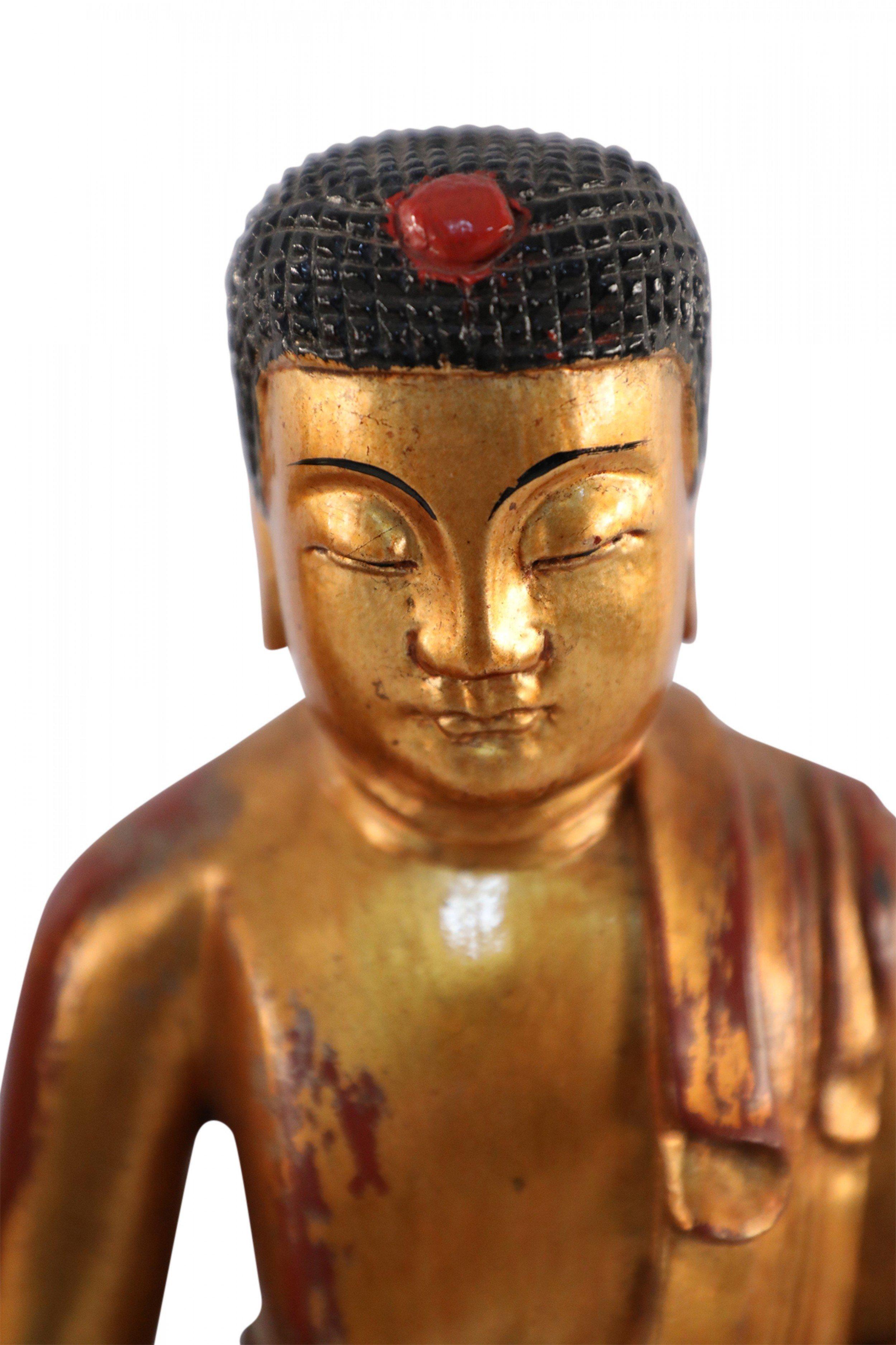 Paar chinesische Buddha-Statuen aus Gold und Holz im Angebot 5