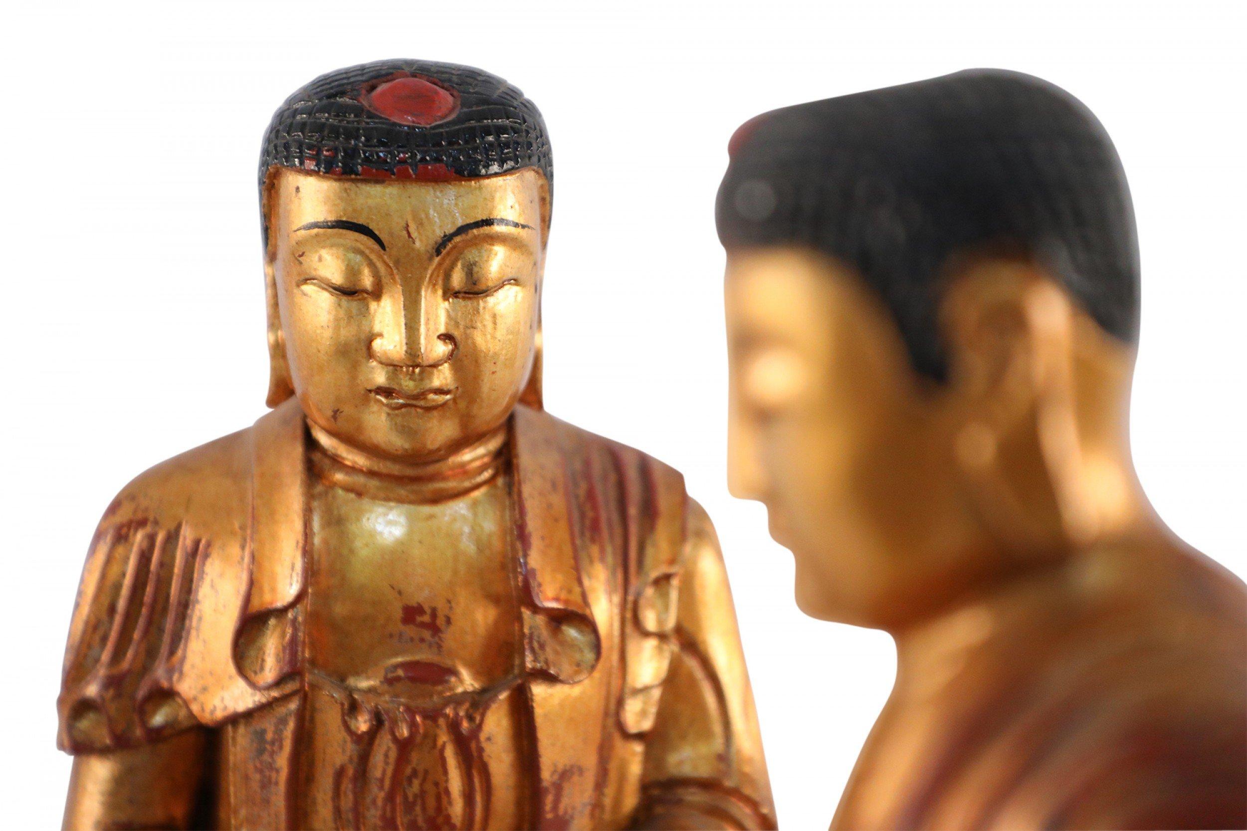 Paar chinesische Buddha-Statuen aus Gold und Holz im Angebot 7