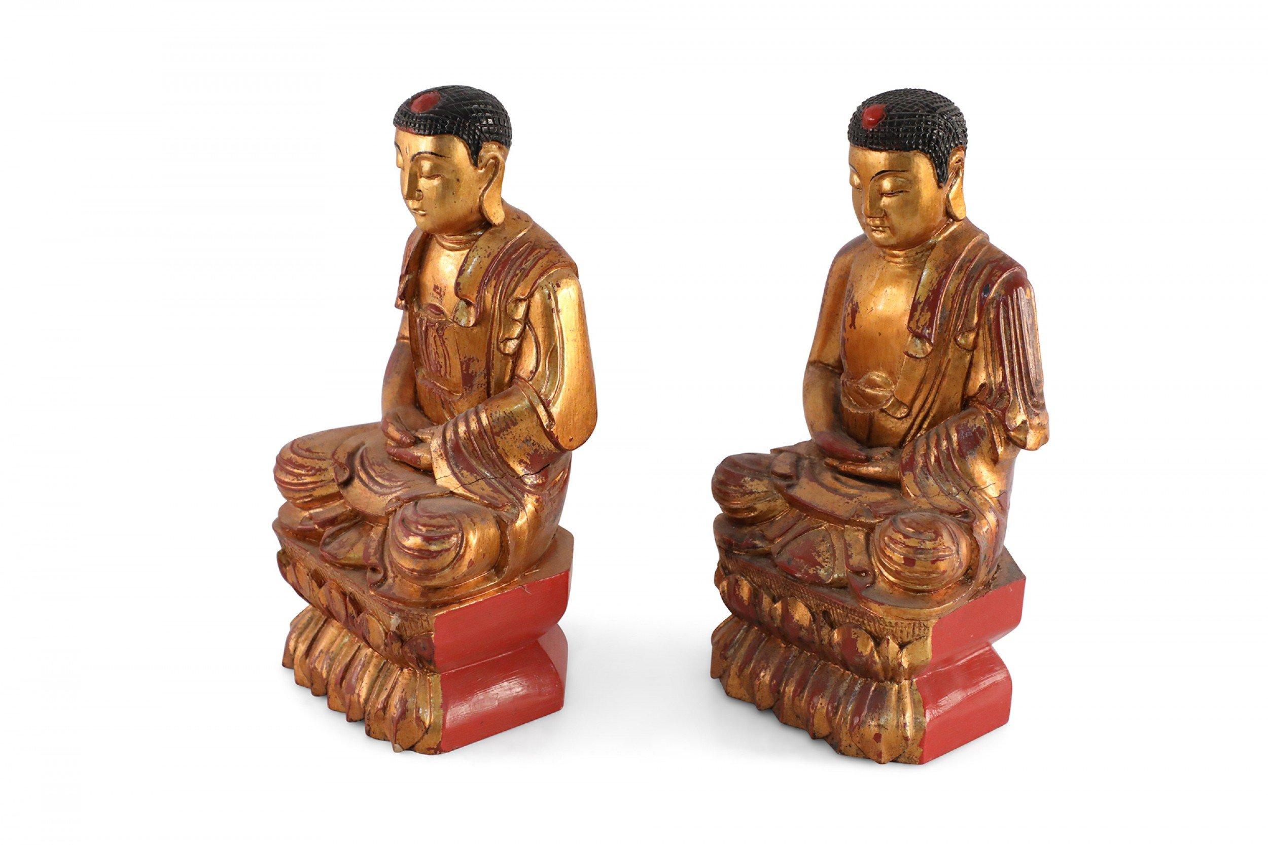 Paar chinesische Buddha-Statuen aus Gold und Holz (Chinesischer Export) im Angebot
