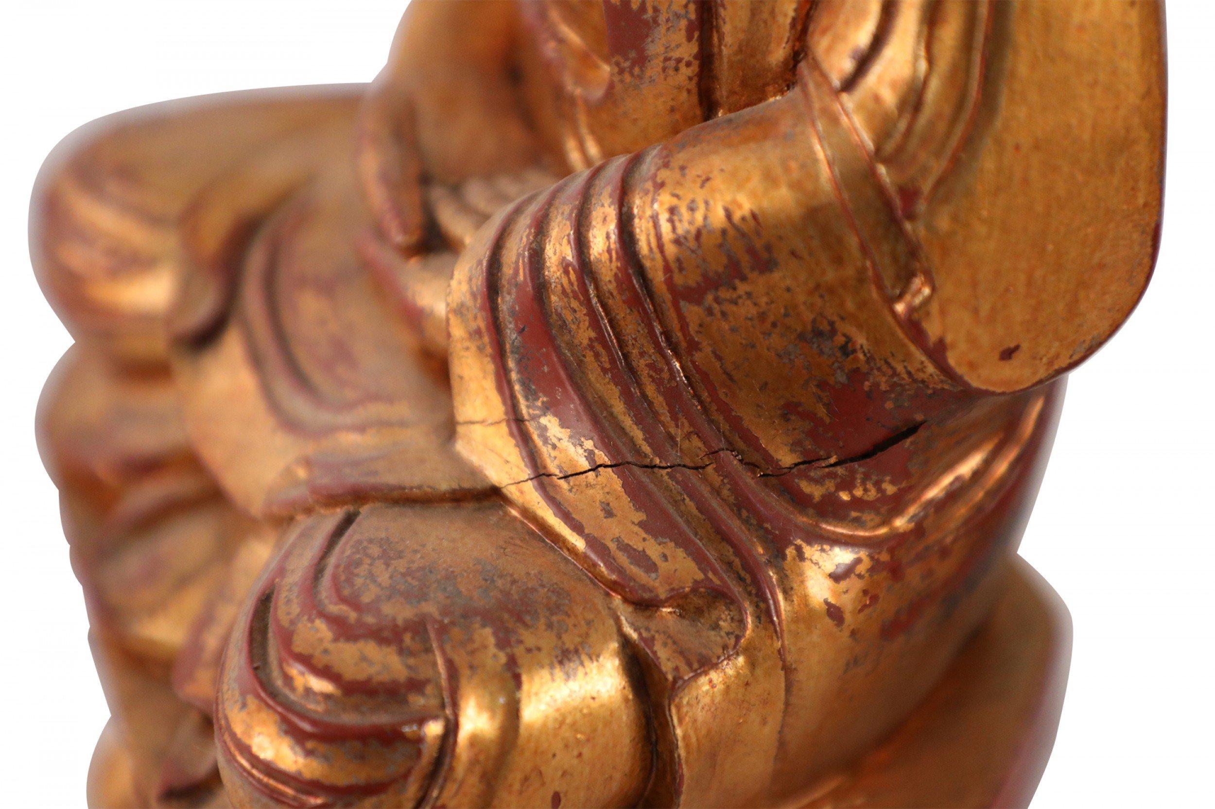 Paar chinesische Buddha-Statuen aus Gold und Holz (Chinesisch) im Angebot