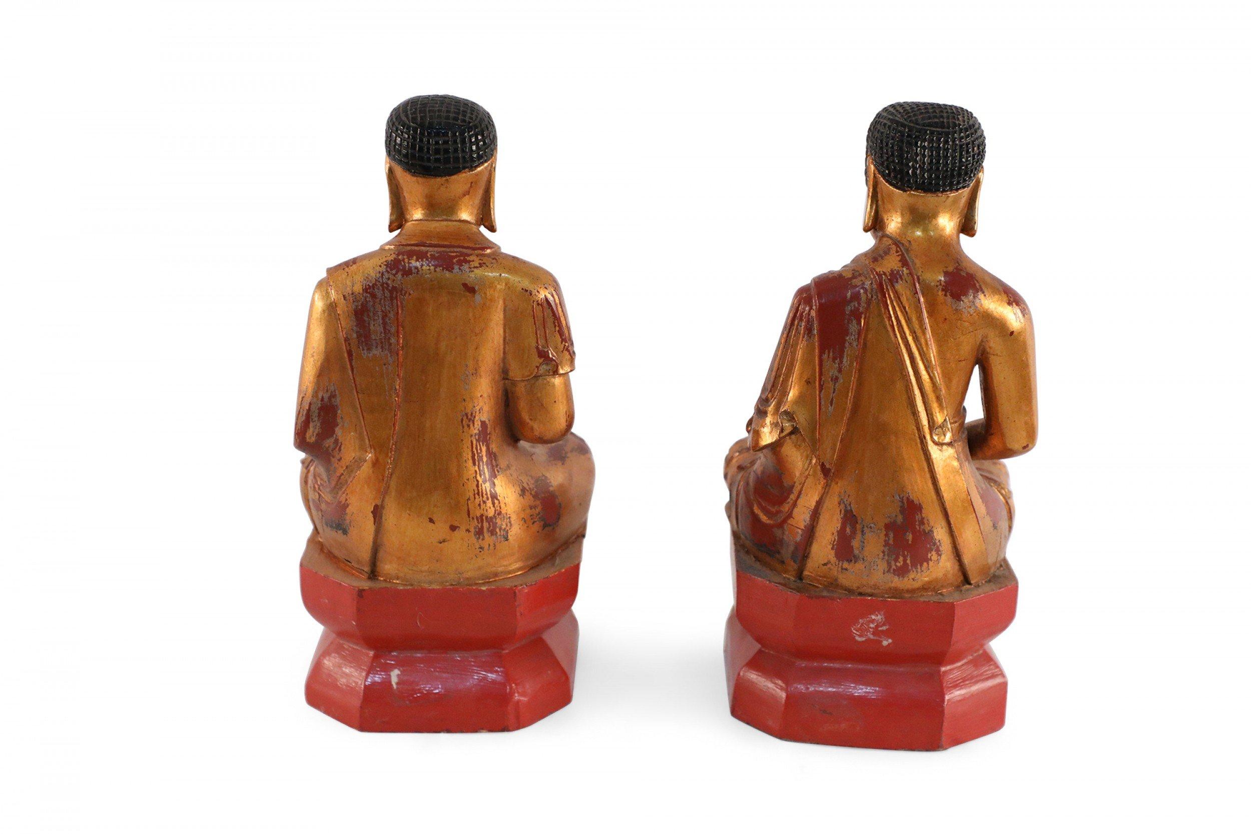 Paar chinesische Buddha-Statuen aus Gold und Holz (Geschnitzt) im Angebot