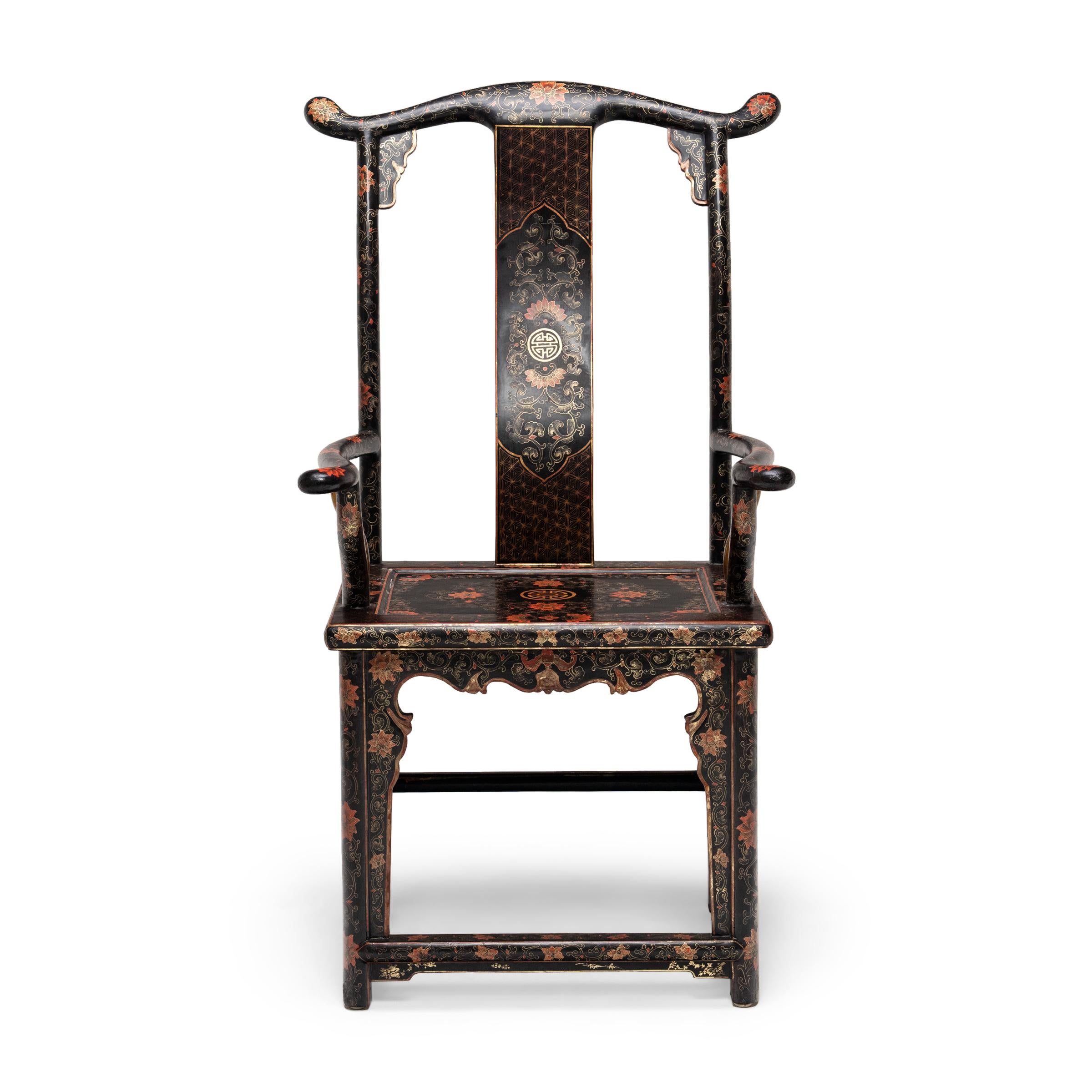 Paire de chaises chinoises à empiècement en forme de fleur d'or en vente 2