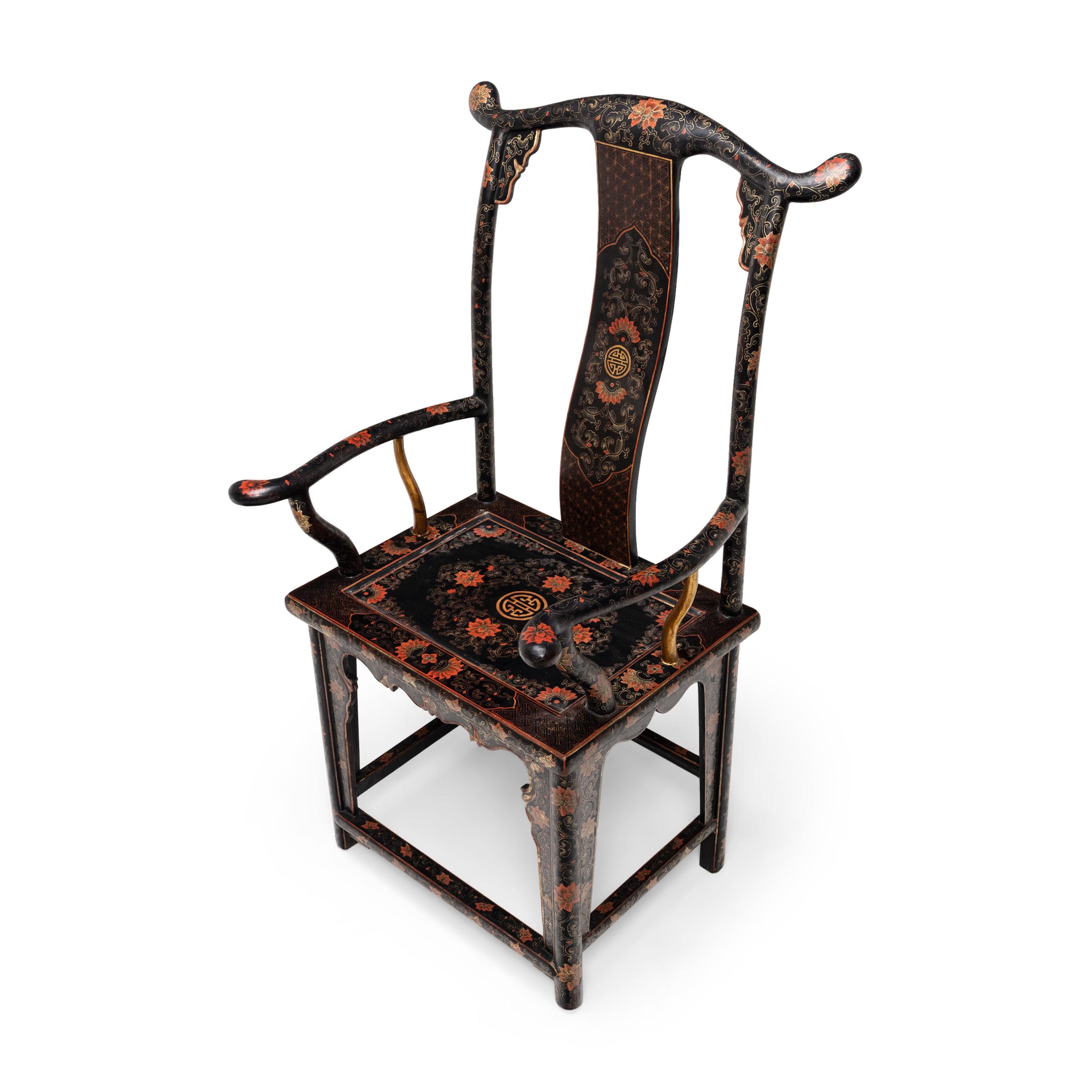 Paire de chaises chinoises à empiècement en forme de fleur d'or en vente 4