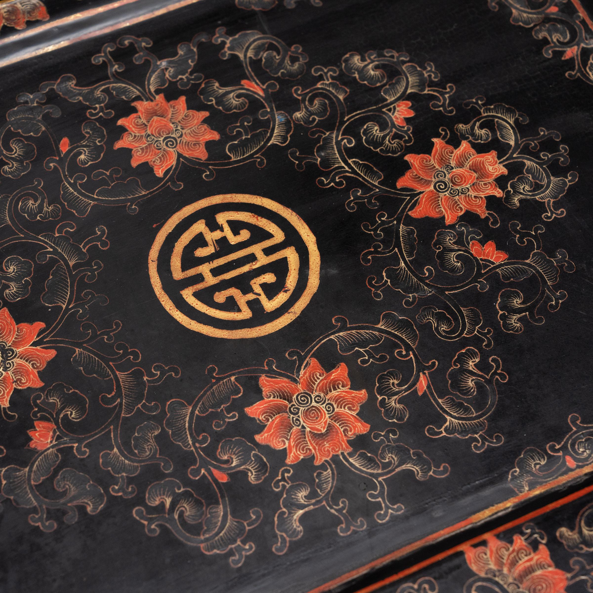 Paire de chaises chinoises à empiècement en forme de fleur d'or en vente 5