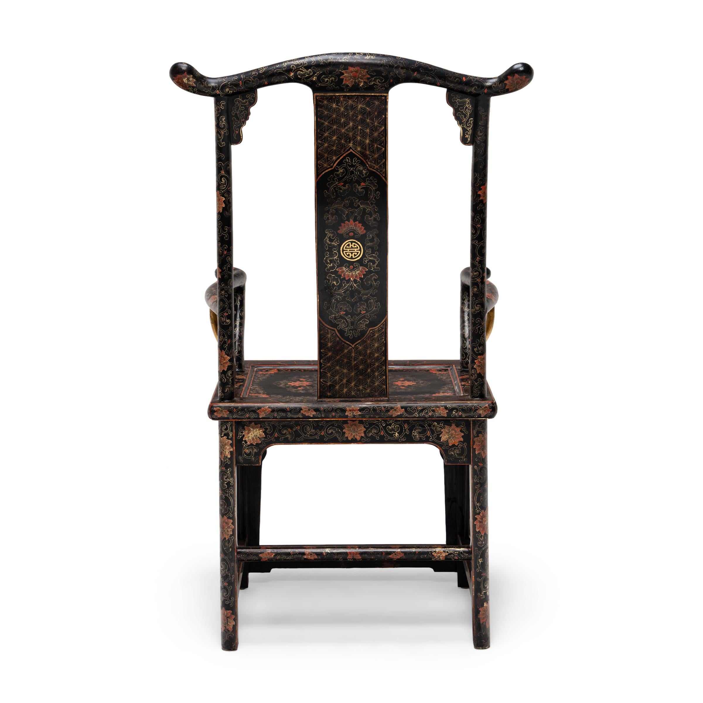Paire de chaises chinoises à empiècement en forme de fleur d'or en vente 6