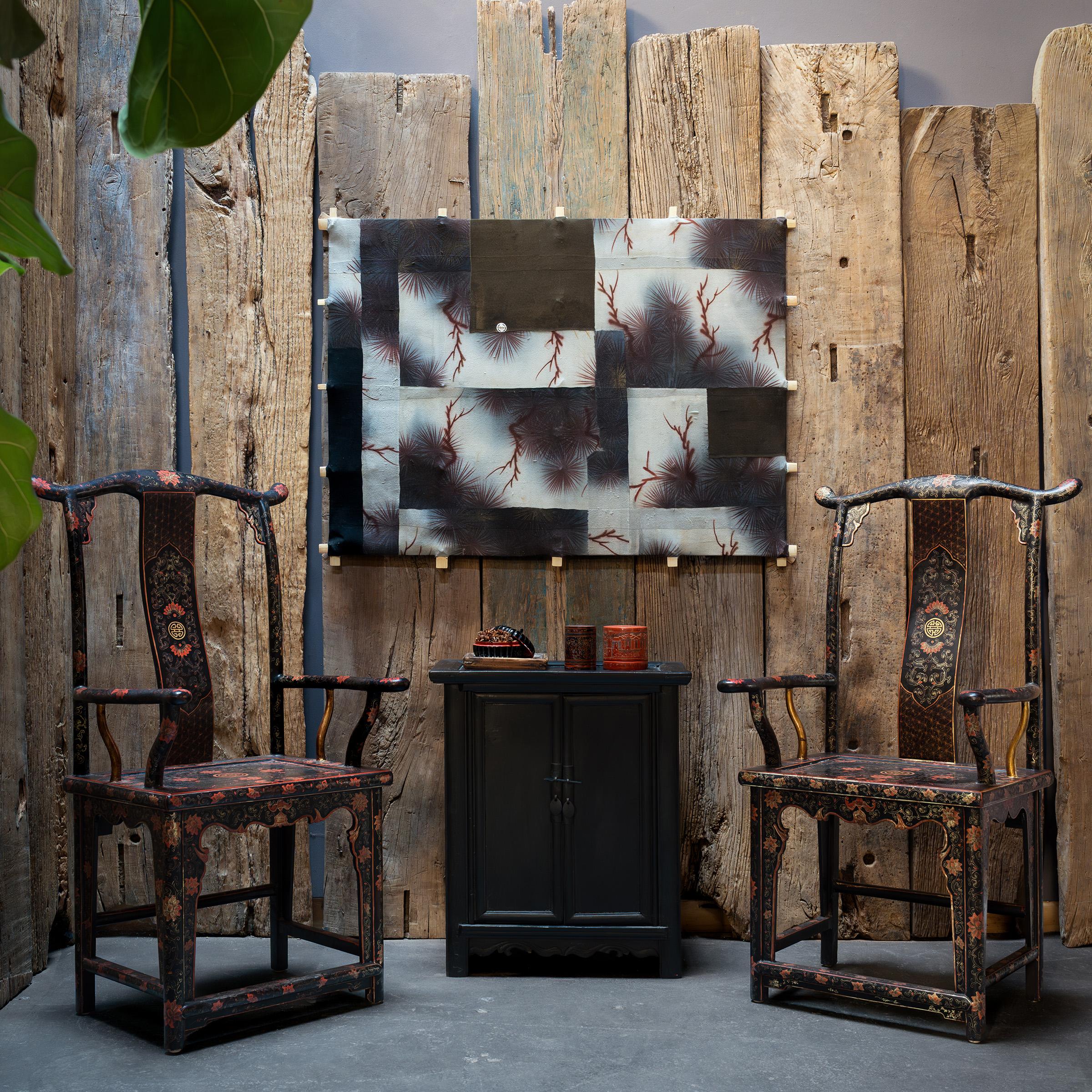 Somptueusement décorés de la tête aux pieds, ces fauteuils du début du XXe siècle témoignent de l'opulence des meubles peints de la dynastie Qing. Fabriquées par assemblage à tenon et mortaise, les chaises présentent un design classique connu sous