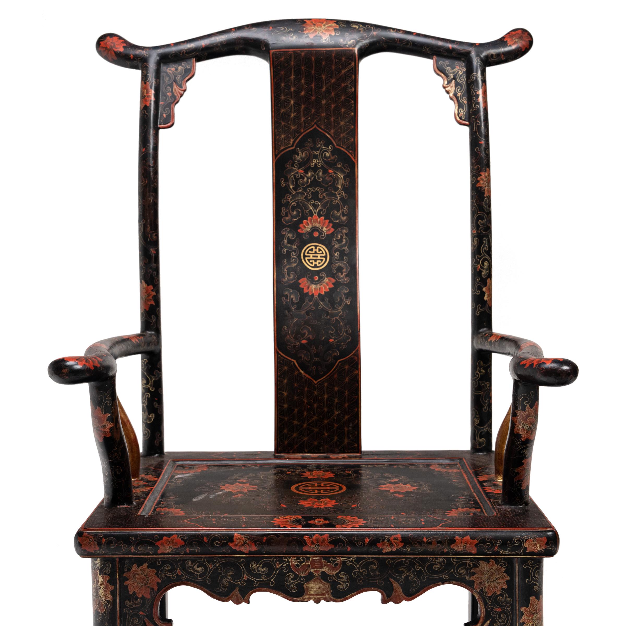 Laqué Paire de chaises chinoises à empiècement en forme de fleur d'or en vente