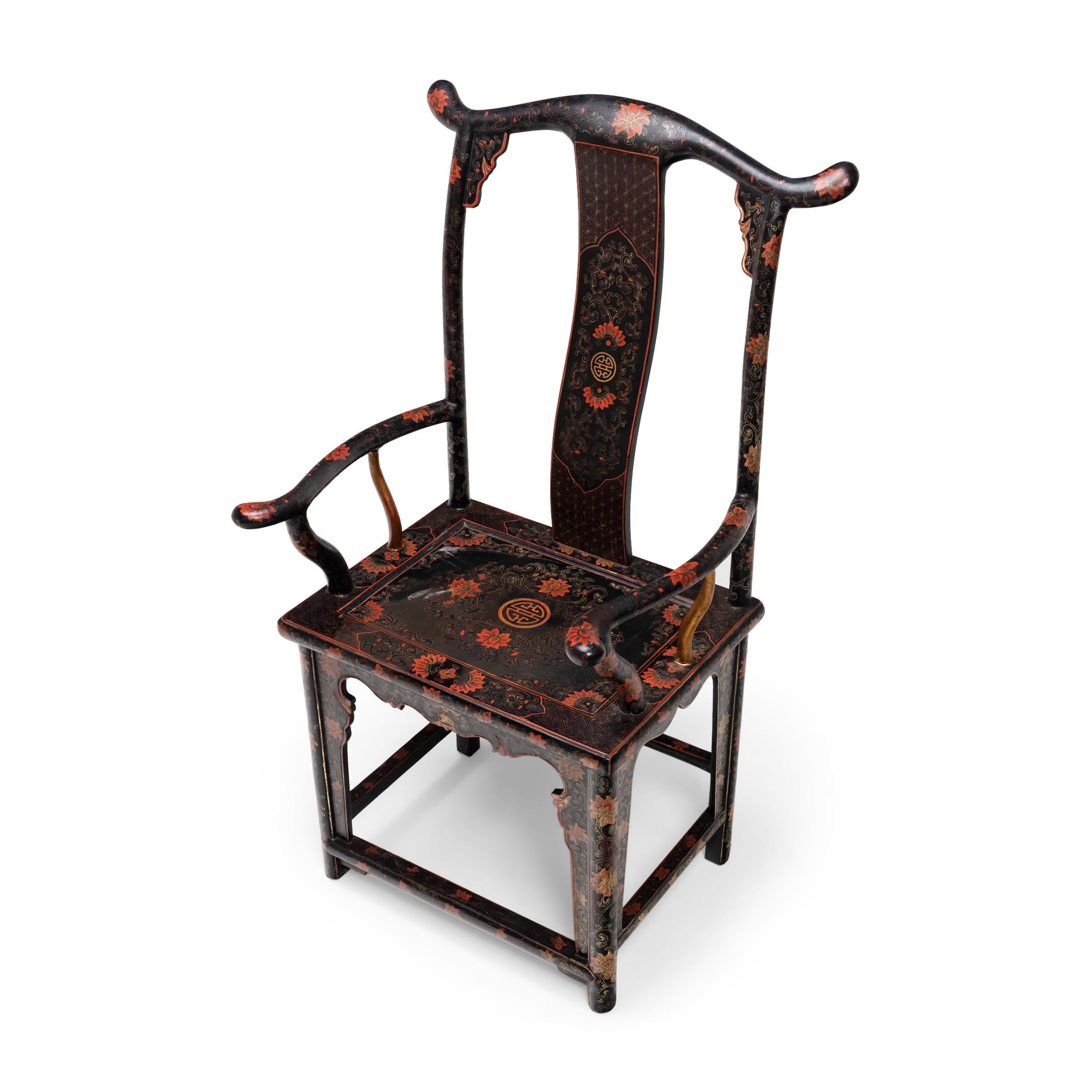 Paire de chaises chinoises à empiècement en forme de fleur d'or Bon état - En vente à Chicago, IL
