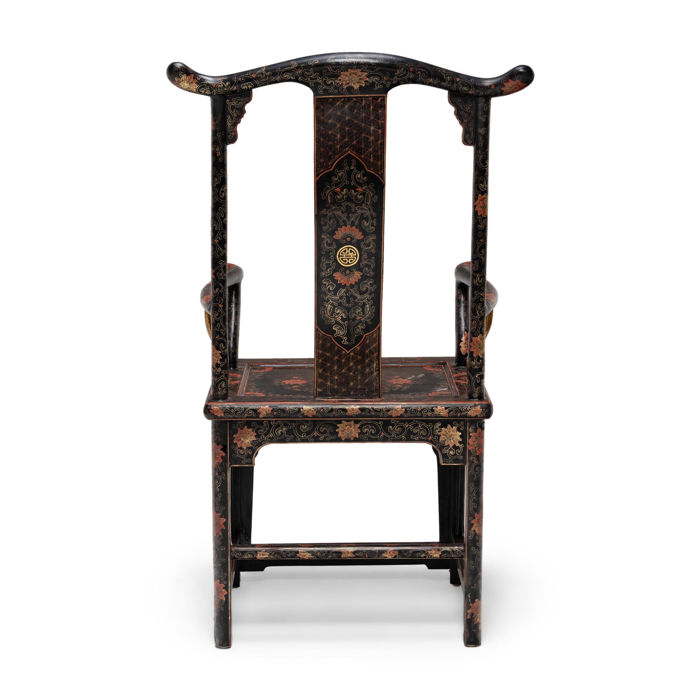 Bois Paire de chaises chinoises à empiècement en forme de fleur d'or en vente