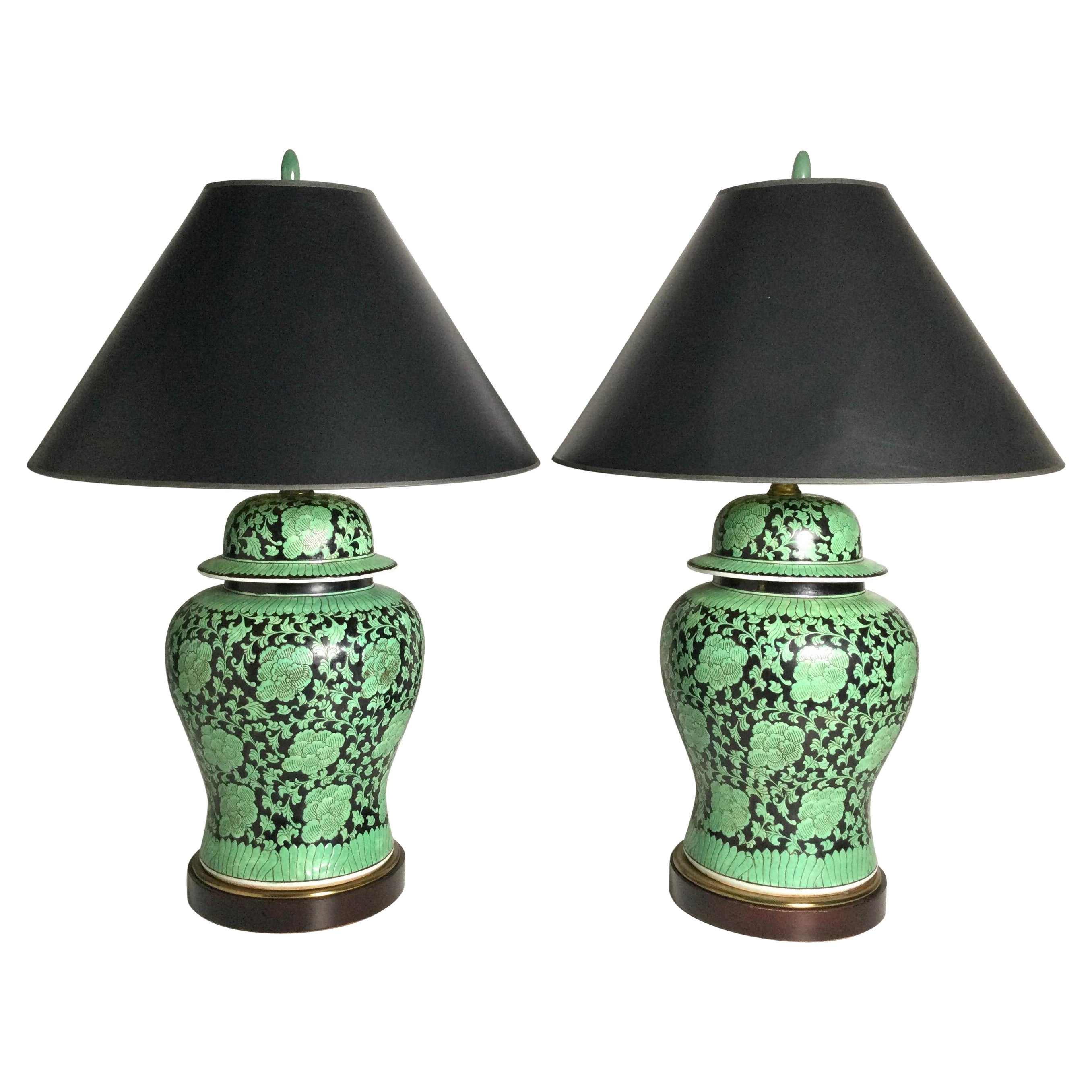 Paire de lampes chinoises en forme de jarre à gingembre en porcelaine verte et noire en vente
