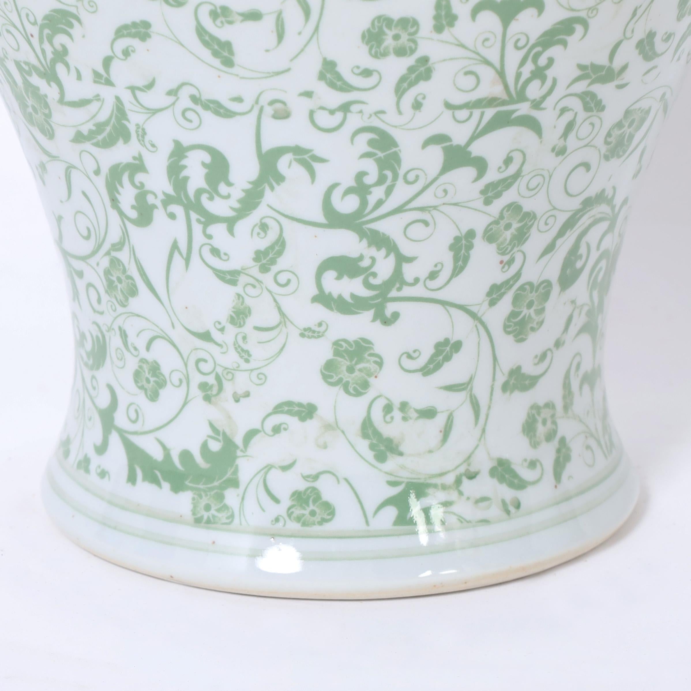 Paar chinesische grüne und weiße Porzellangefäße mit Deckel aus Porzellan (21. Jahrhundert und zeitgenössisch)