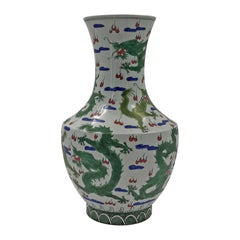 Paar chinesische Vasen in Form eines grünen Drachens in Hu-Form