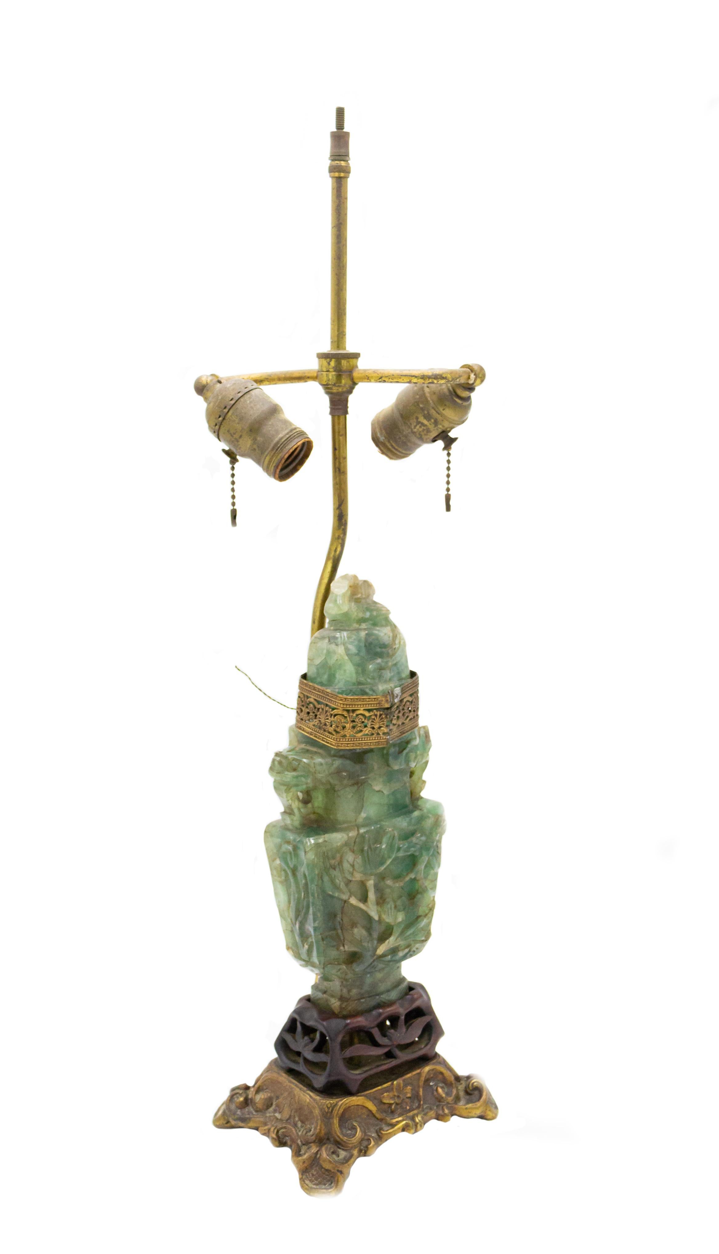 20ième siècle Paire de lampes chinoises en pierre dure verte en vente