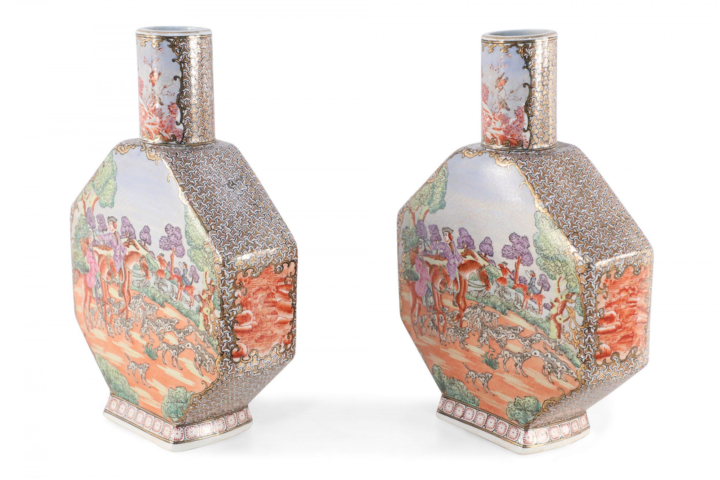 Pair of Chinese Guangzhou Dog Hunt Scene Moonflask Porcelain Vases In Good Condition For Sale In New York, NY