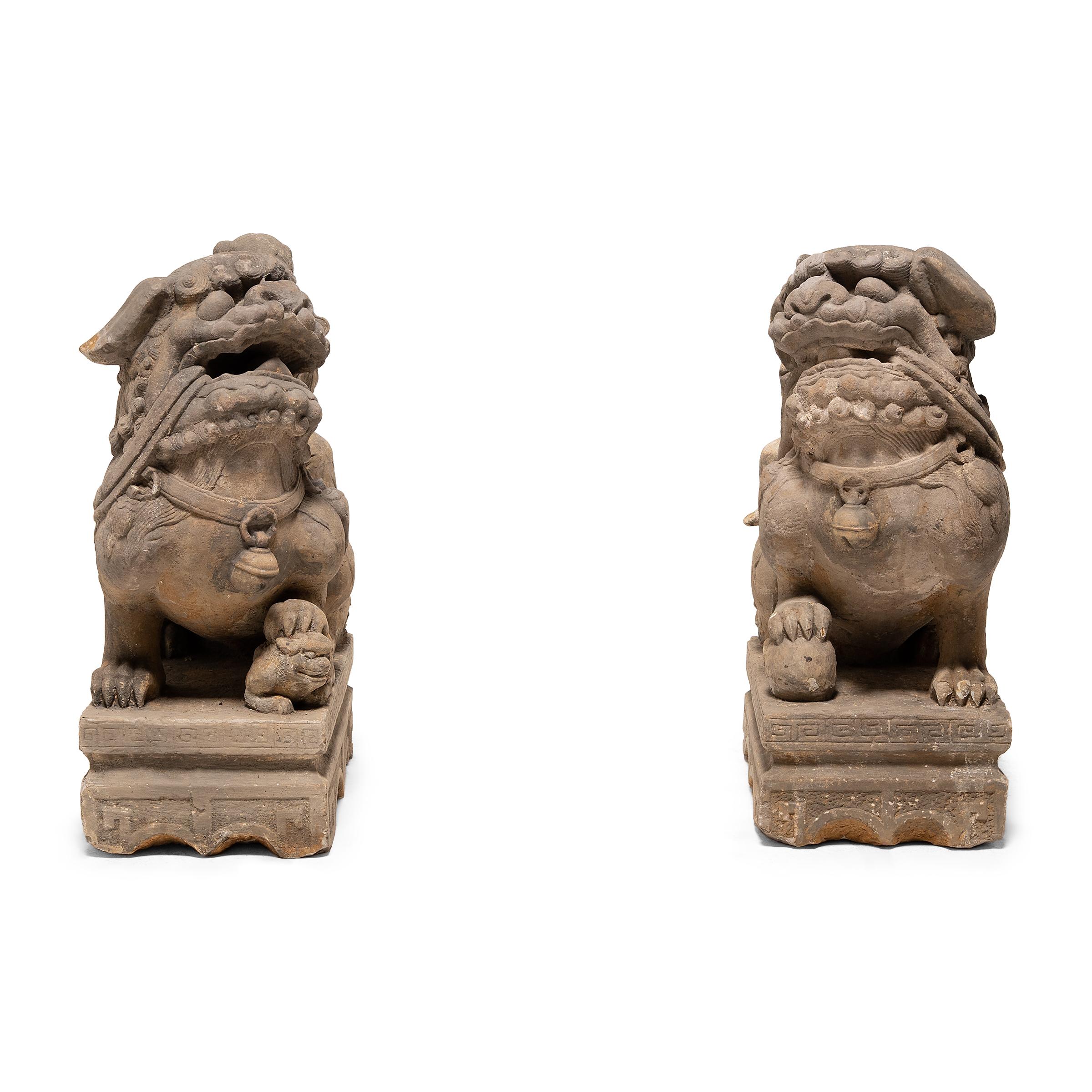 Dieses Paar kunstvoll geschnitzter Fu-Löwen aus Kalkstein schützte einst den Eingang eines großen Hofhauses im China des 19. Jahrhunderts. Die Fabelwesen, die auch als Shizi oder Foo Dogs bekannt sind, gelten als wohlwollende Beschützer und werden