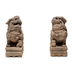Paire de lions gardiens chinois en forme de lion avec des rameaux, vers 1850
