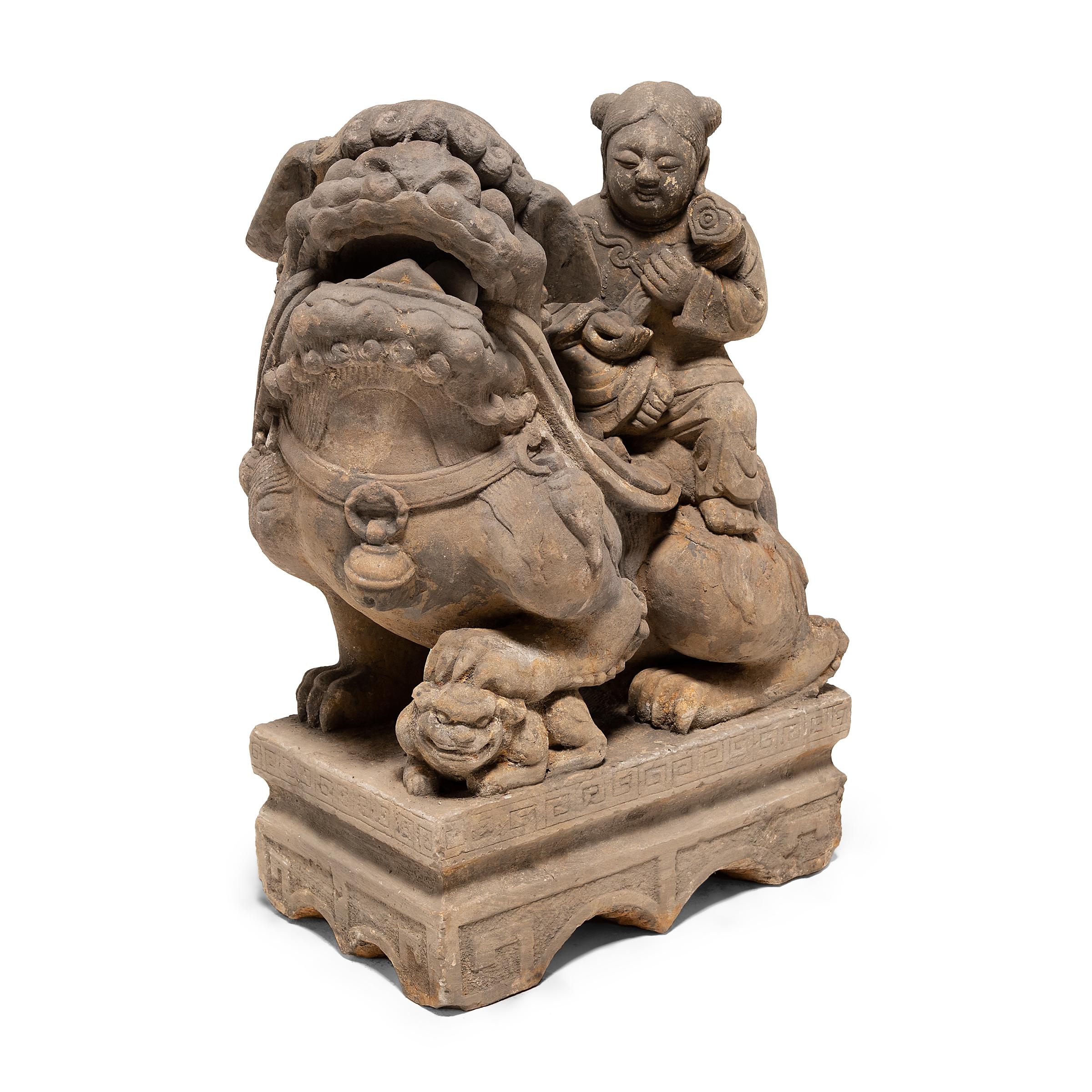 Paar chinesische Wächter Fu-Löwen mit Reitern, um 1850 (Chinesisch) im Angebot