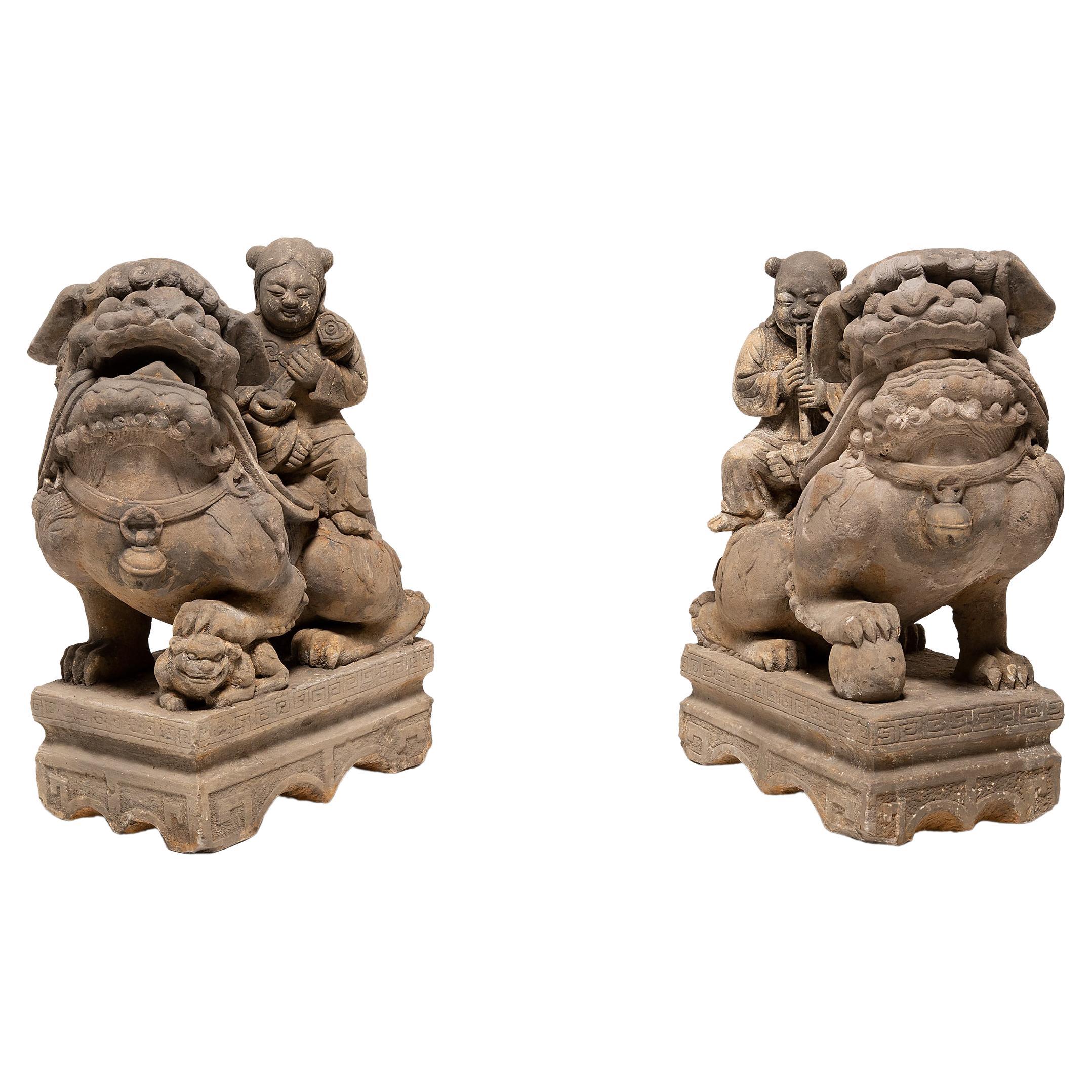 Paire de lions gardiens chinois en forme de lion avec des rameaux, vers 1850