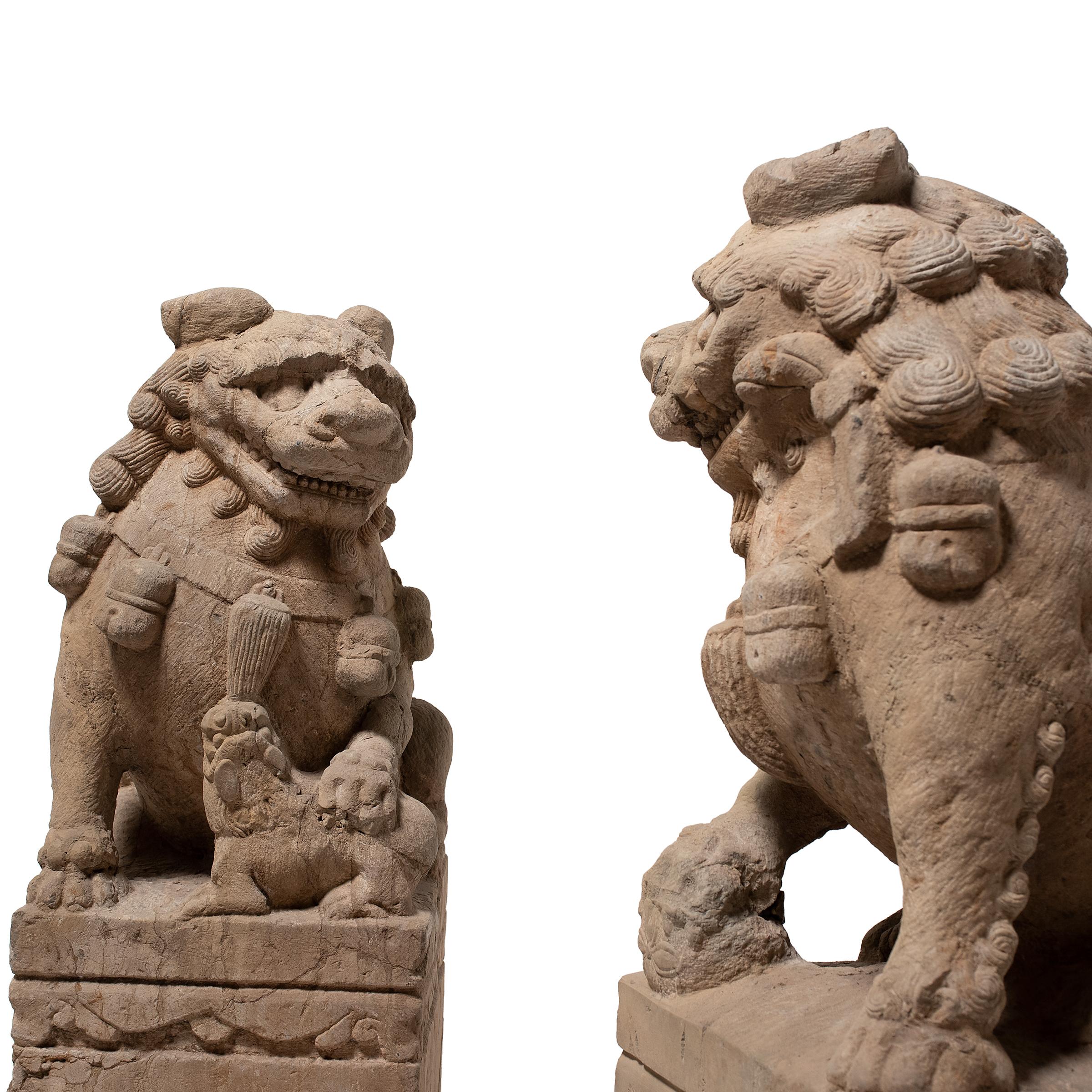 Dieses Paar monumentaler Fu-Löwen, auch Shizi genannt, flankierte einst den Eingang zu einem Haus der Qing-Dynastie in der chinesischen Provinz Shanxi. Der eine hat eine Perle unter dem Fuß, der andere ein Löwenjunges. Shizi galten als mächtige