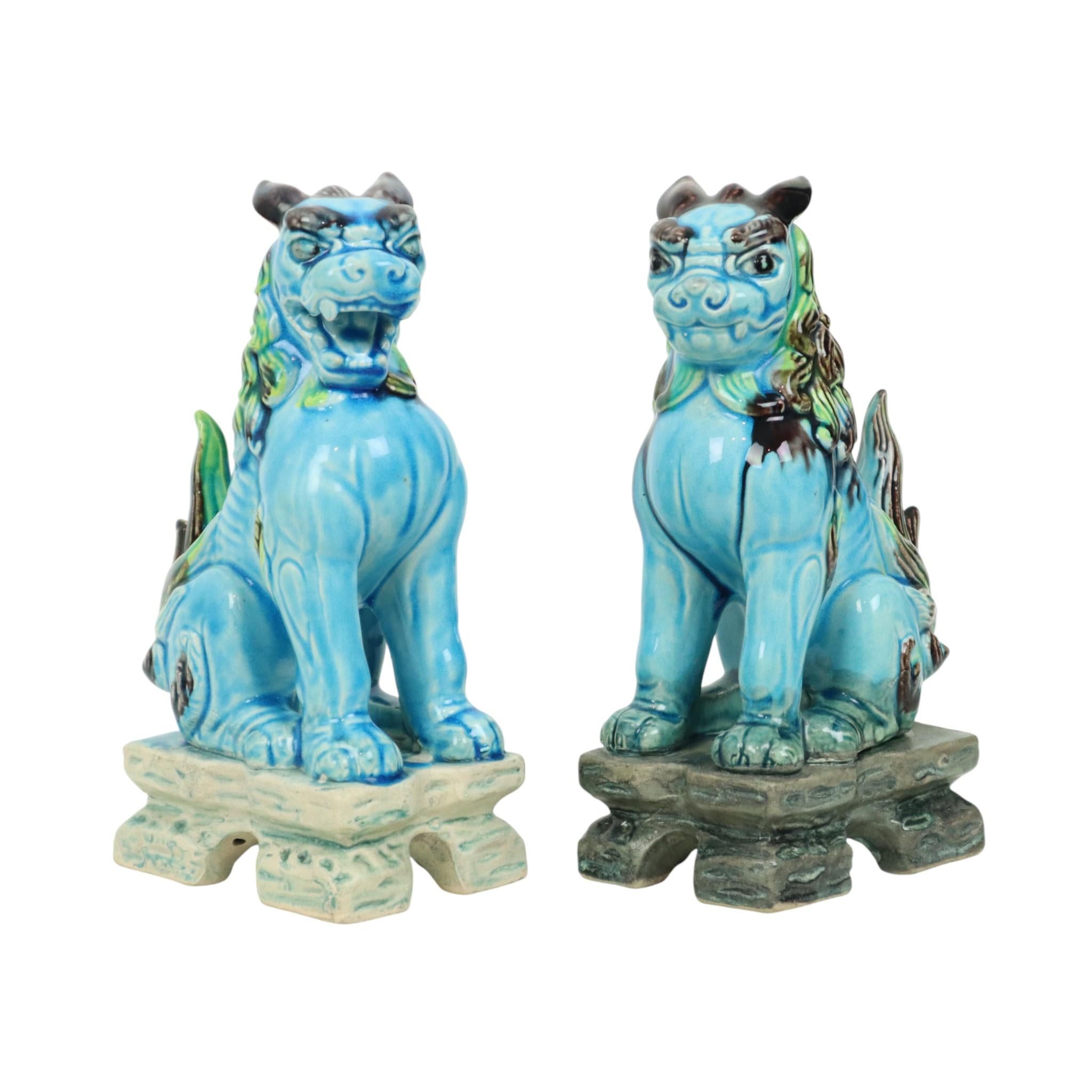 Vintage-Paar glasierter Komainu-Figuren aus Keramik mit Craquelé-Effekt, Wächterlöwen, besser bekannt als Foo-Hunde, handbemalt in Türkis und Grün. Dieses Sammlerstück stammt aus der zweiten Hälfte des 20. Jahrhunderts, China. Es ist nicht