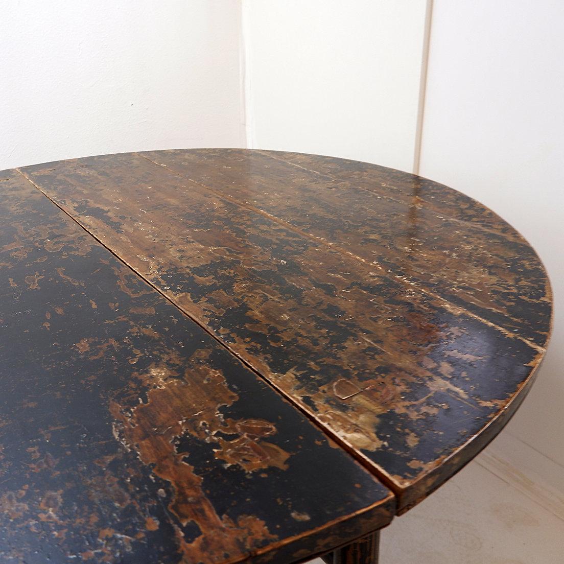 Pair of Chinese Half-Moons - Center Table and folding traveler's chair For Sale 6