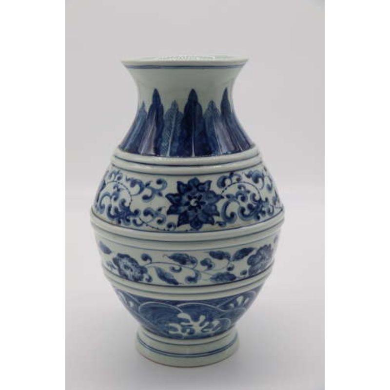 Paar chinesische handbemalte blau-weiße Vasen, um 1930 im Angebot 2