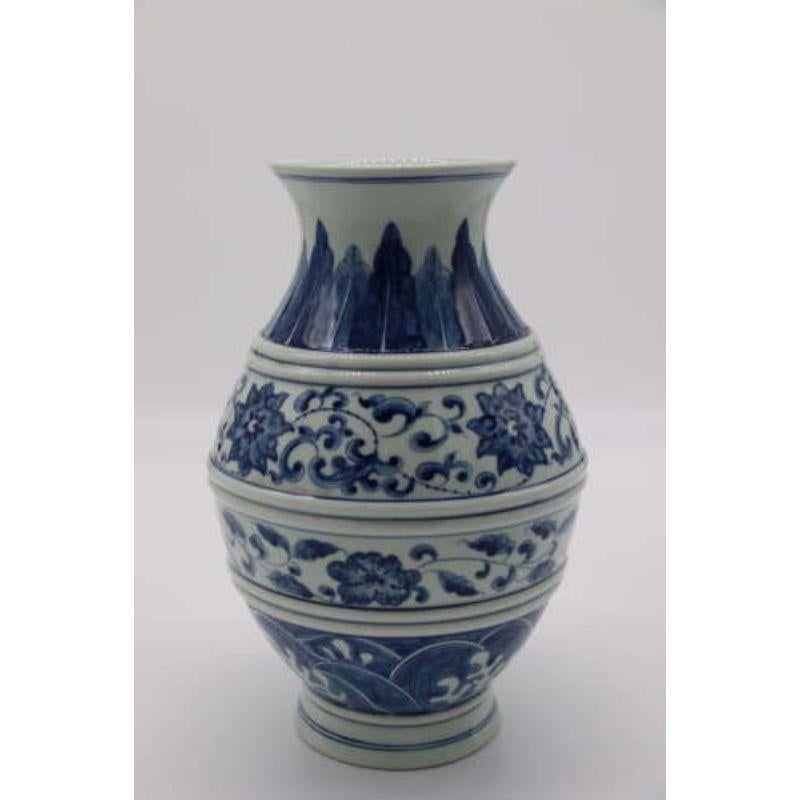 Paar chinesische handbemalte blau-weiße Vasen, um 1930 im Angebot 3